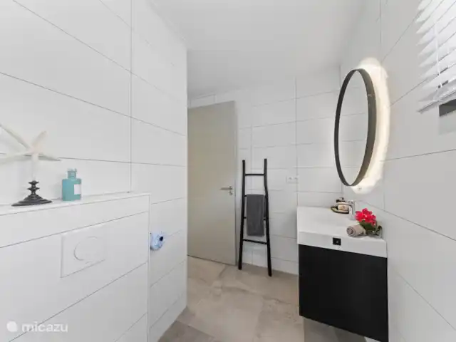 Location de Vacances Curaçao, Curaçao-Centre, Willemstad, villa - Villa Jazmyn 17, plage de Blue Bay salle de bain rez-de-chaussée