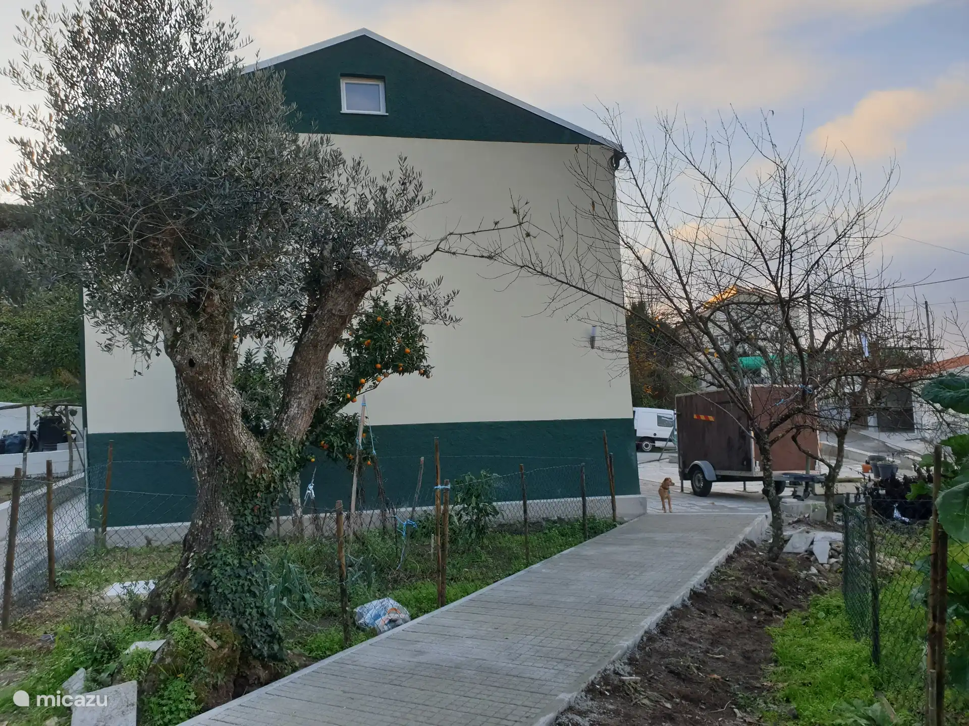 De zij- en voorkant van het huis.