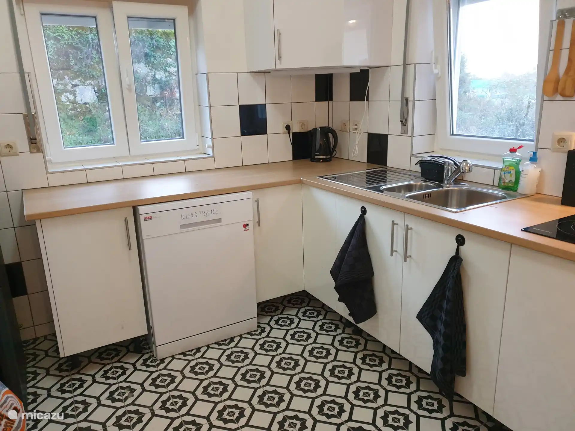 De keuken met o.a. de vaatwasser.