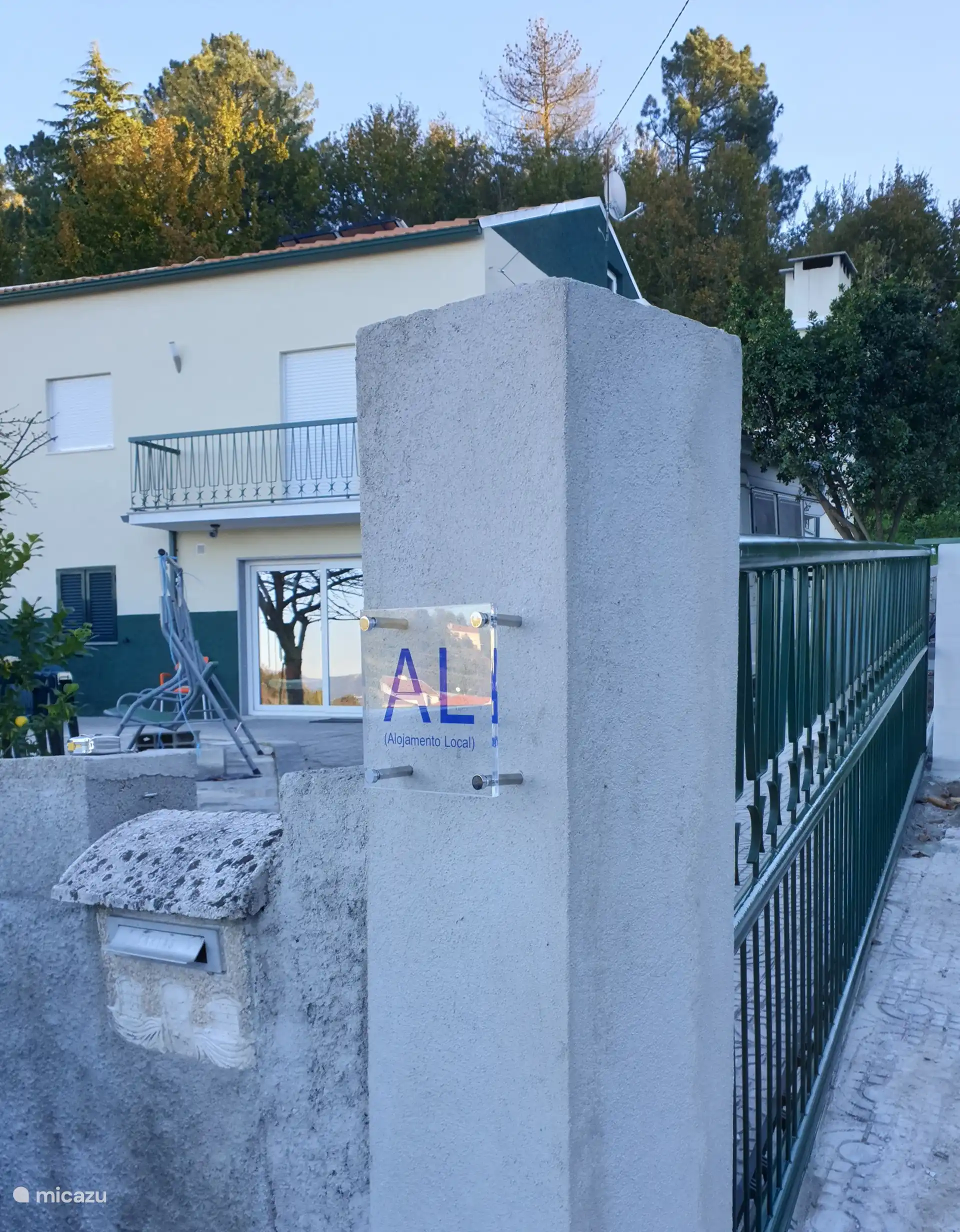 Casa Oriana met automatische toegangspoort.