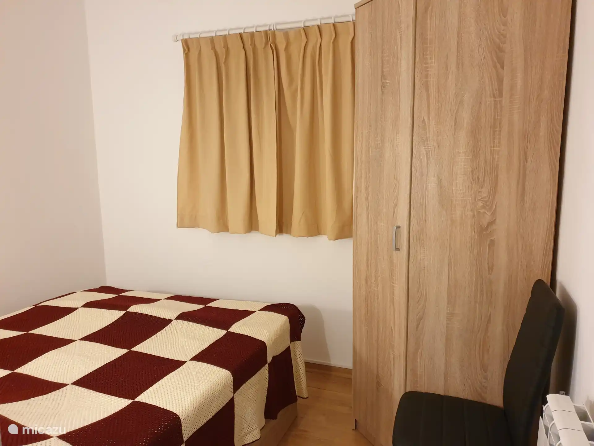 Slaapkamer 1 voor 2 personen, inclusief kledingkast en centrale verwarming.