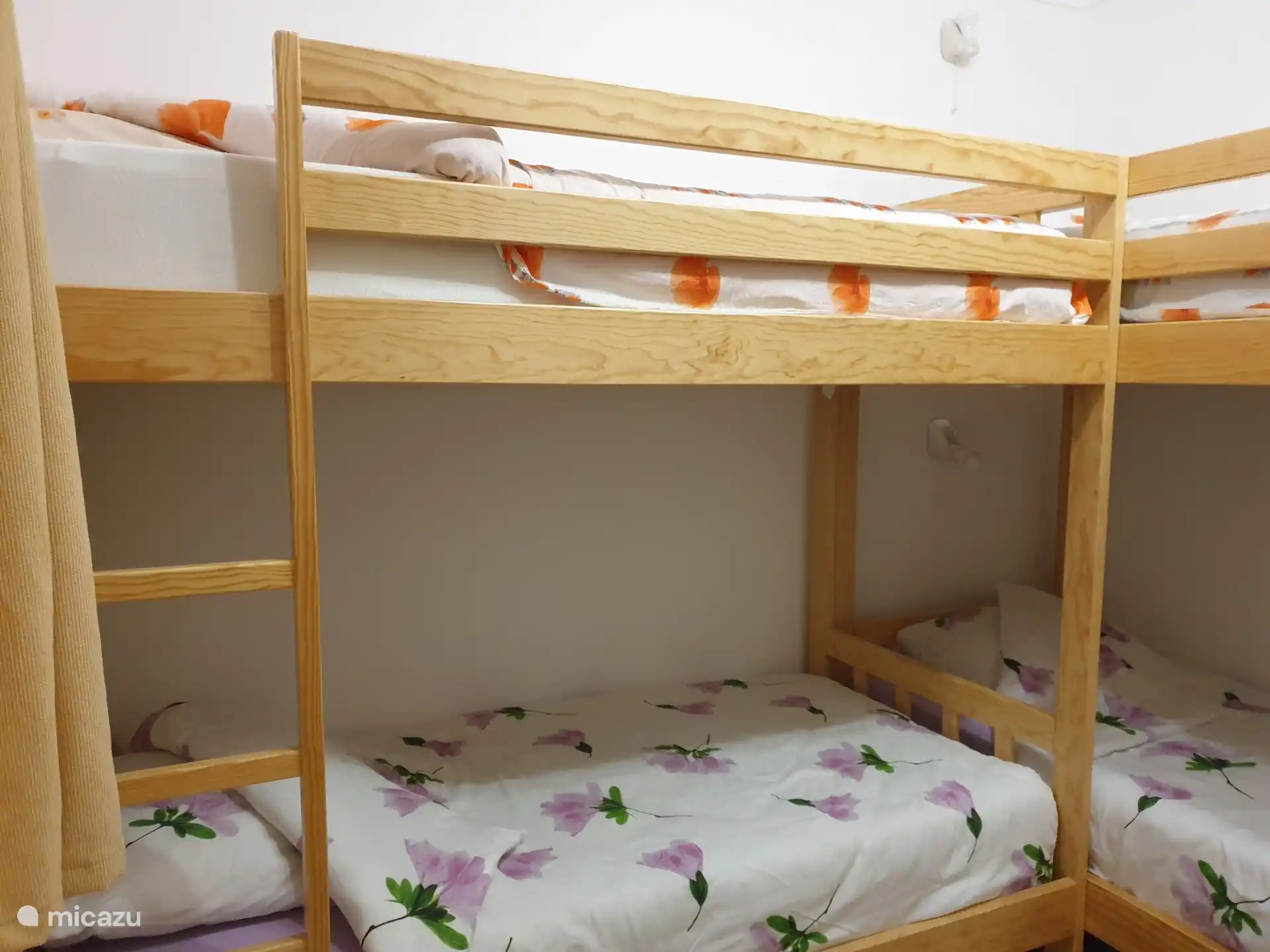 Slaapkamer met 2 stapelbedden.