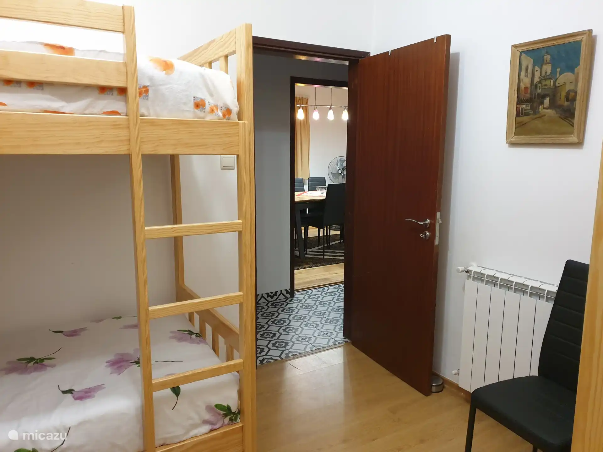 Zicht vanuit de slaapkamer naar de woonkamer.