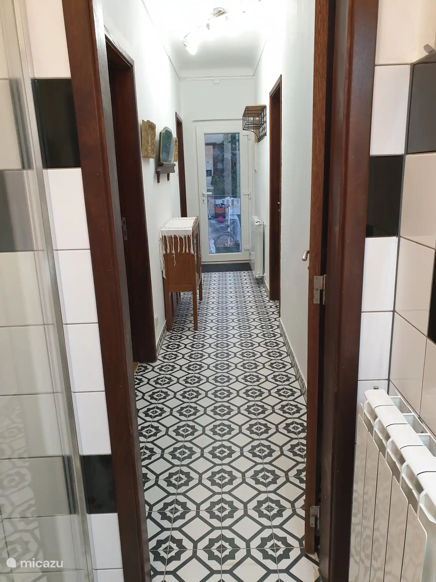 Vanuit de badkamer naar de entree gezien.