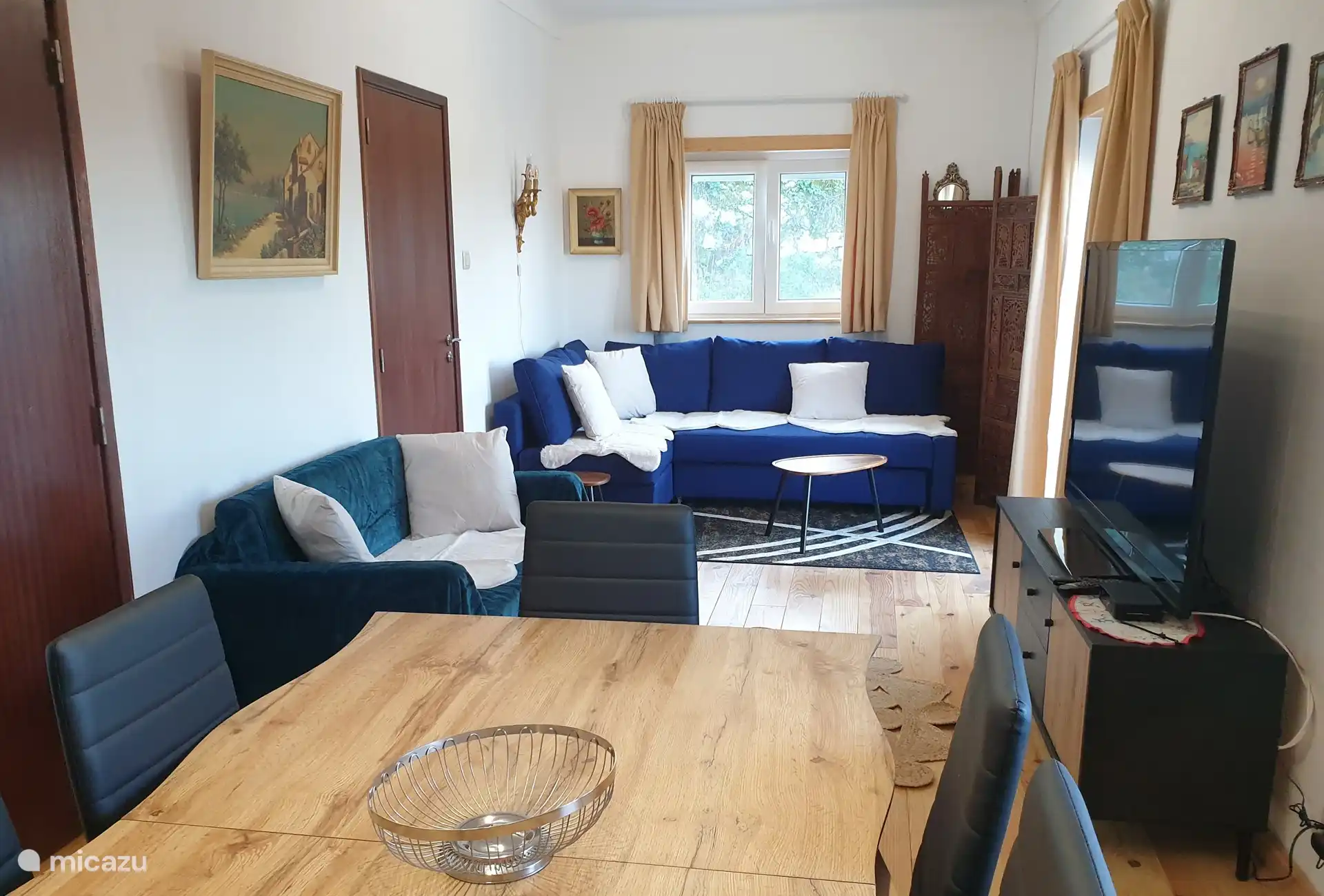 De ruime salon met slaapbanken en uitschuifbare eettafel.