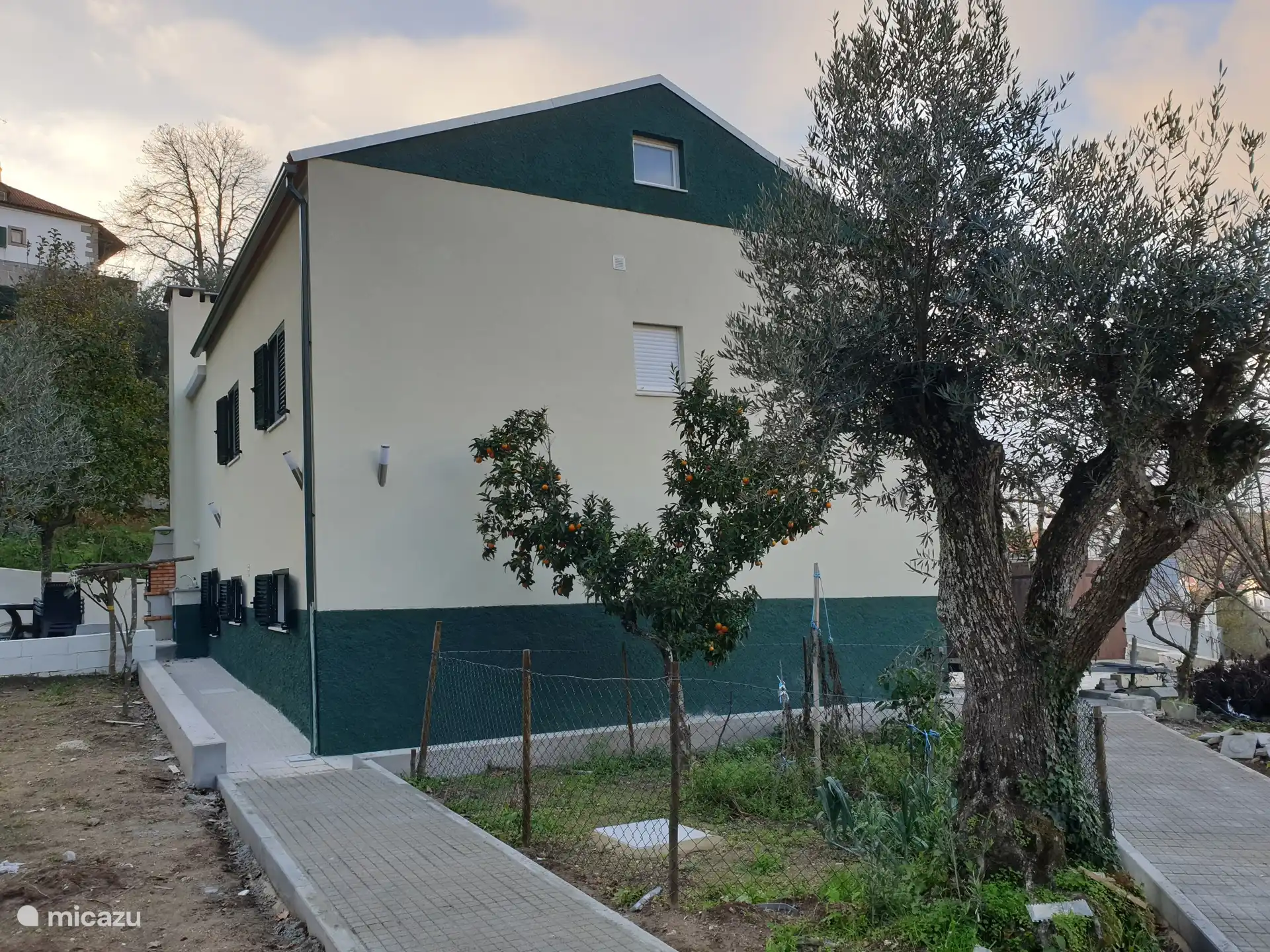 De zijkant van het huis.