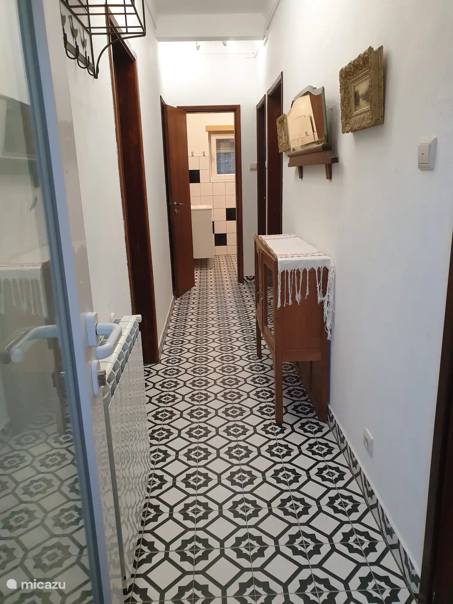 De entree vanaf de ingang naar de badkamer gezien.