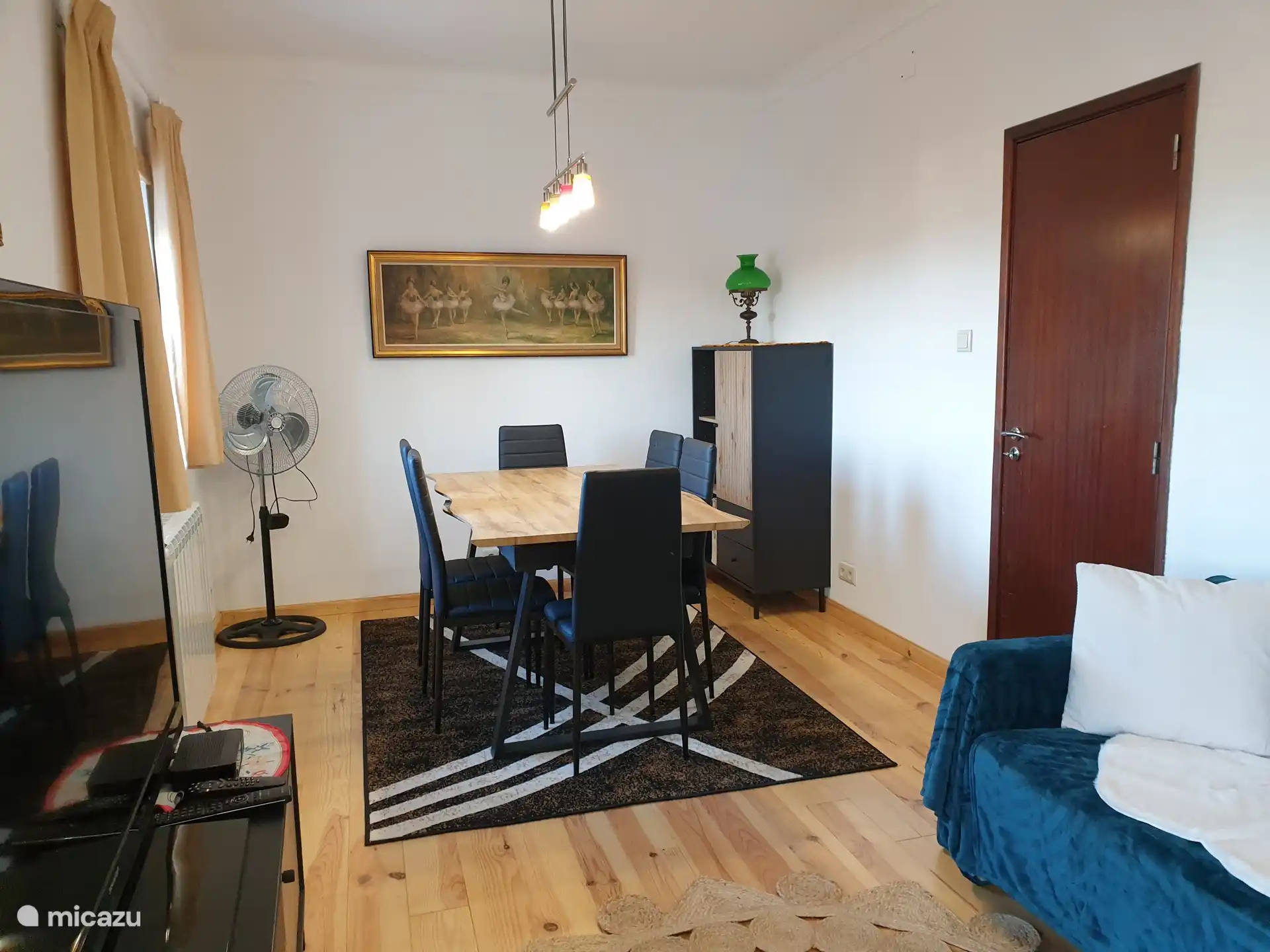 Het eetgedeelte in de woonkamer met uitschuifbare eettafel en buffetkast.