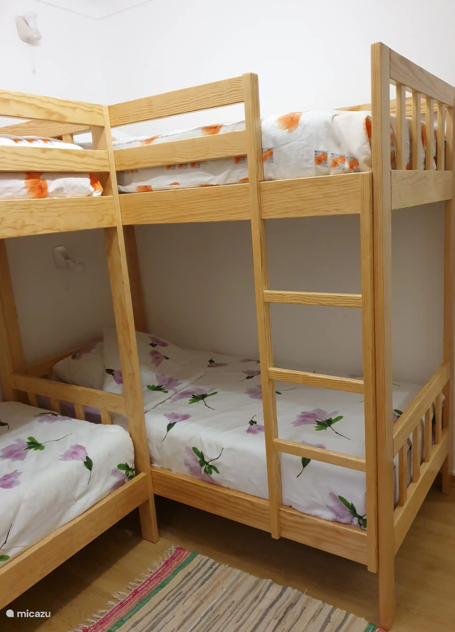 Slaapkamer 2 met 2 stapelbedden.