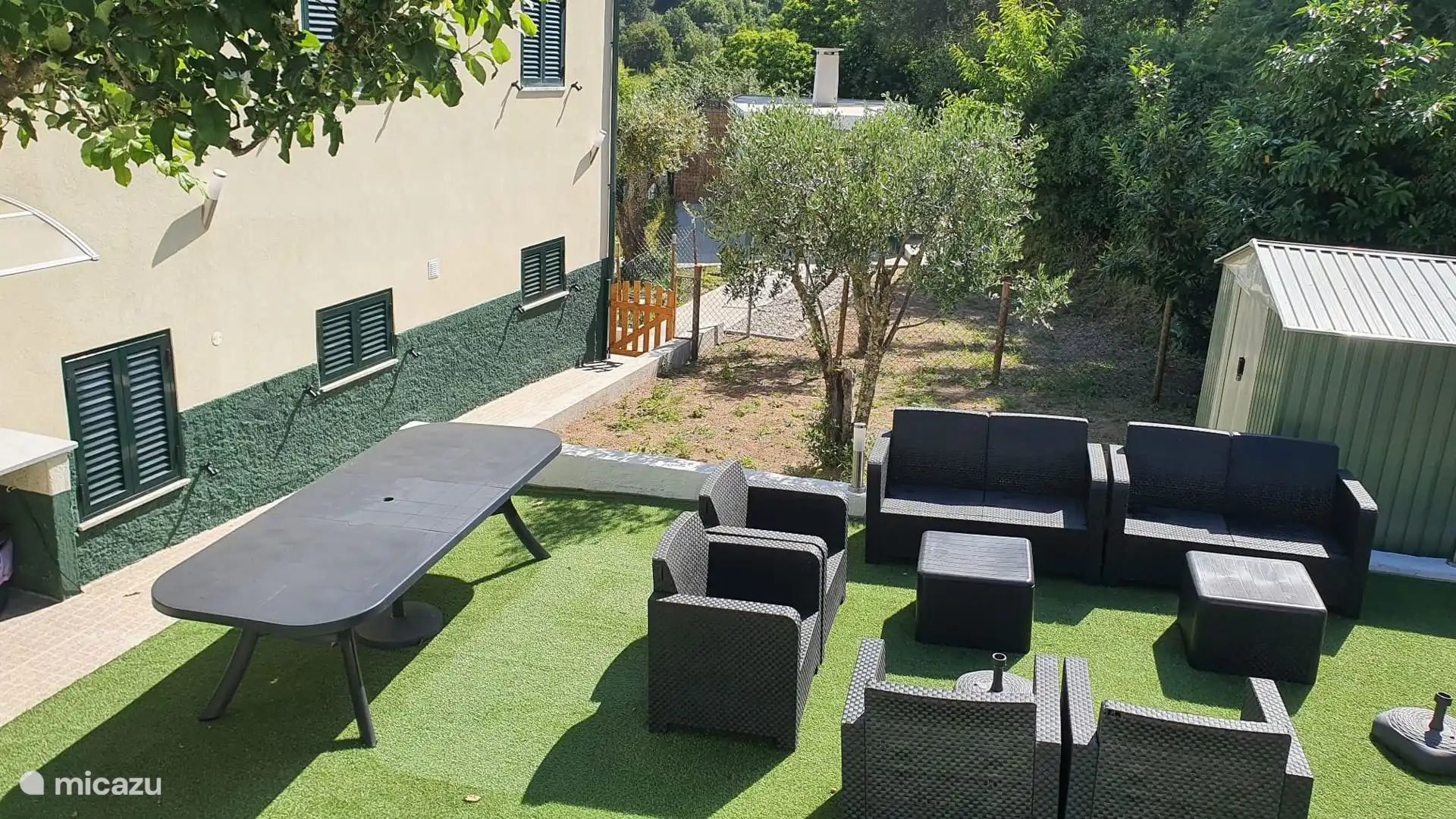 Het terras met de grote eettafel voor bij de BBQ.