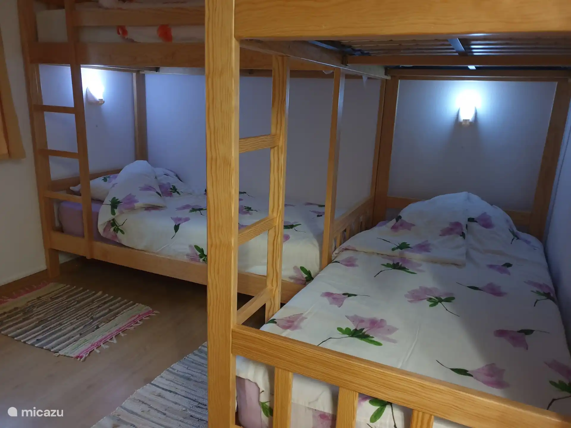 Verlichting bij de stapelbedden.