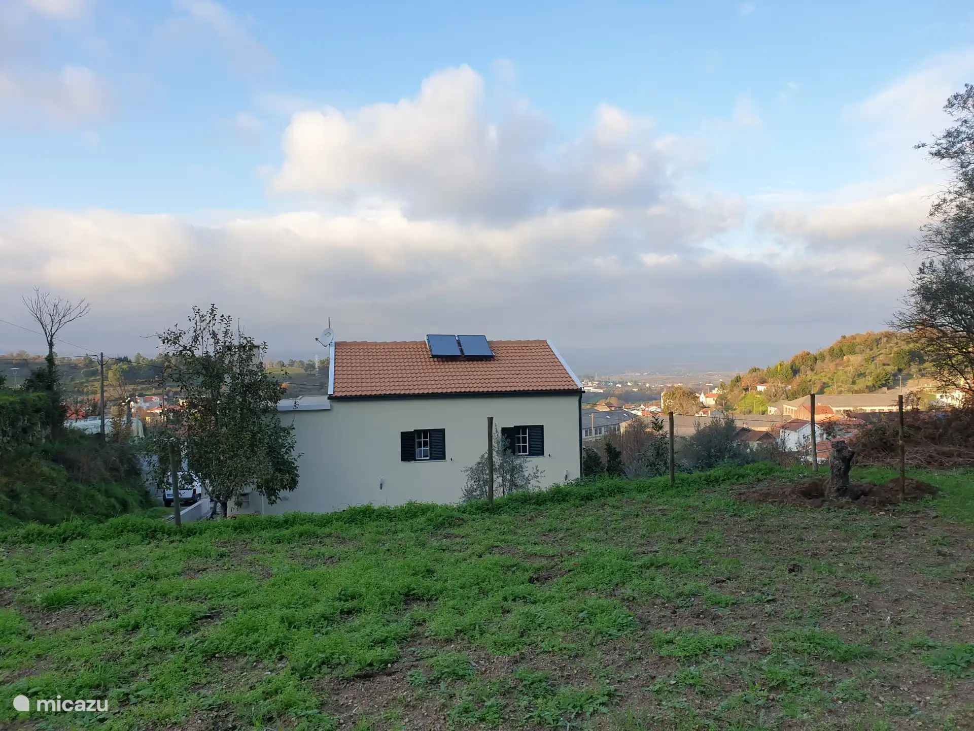 De achterkant van het huis met de zonnepanelen voor warm water.