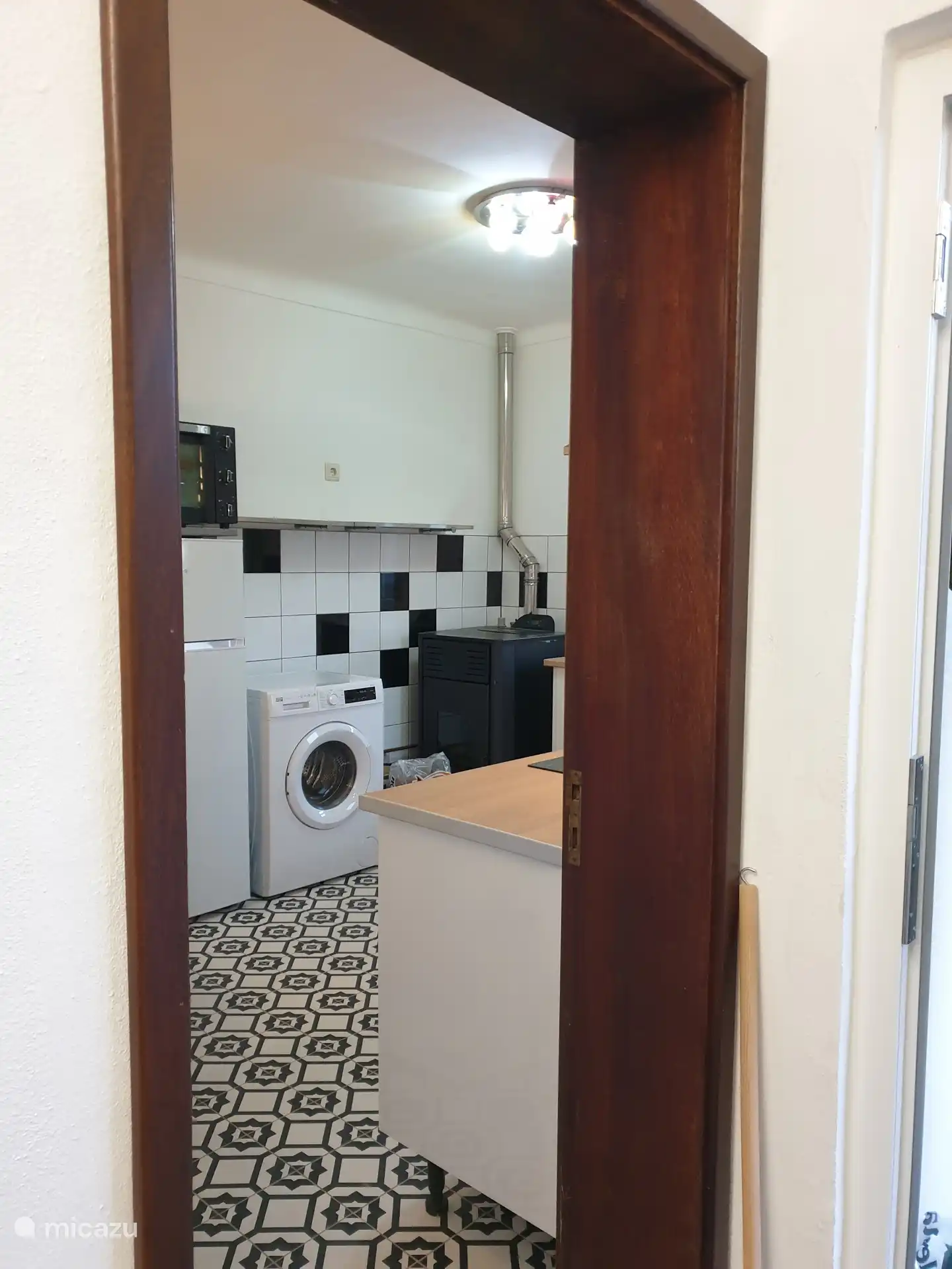 Rechts van de entree bevindt zich de keuken.