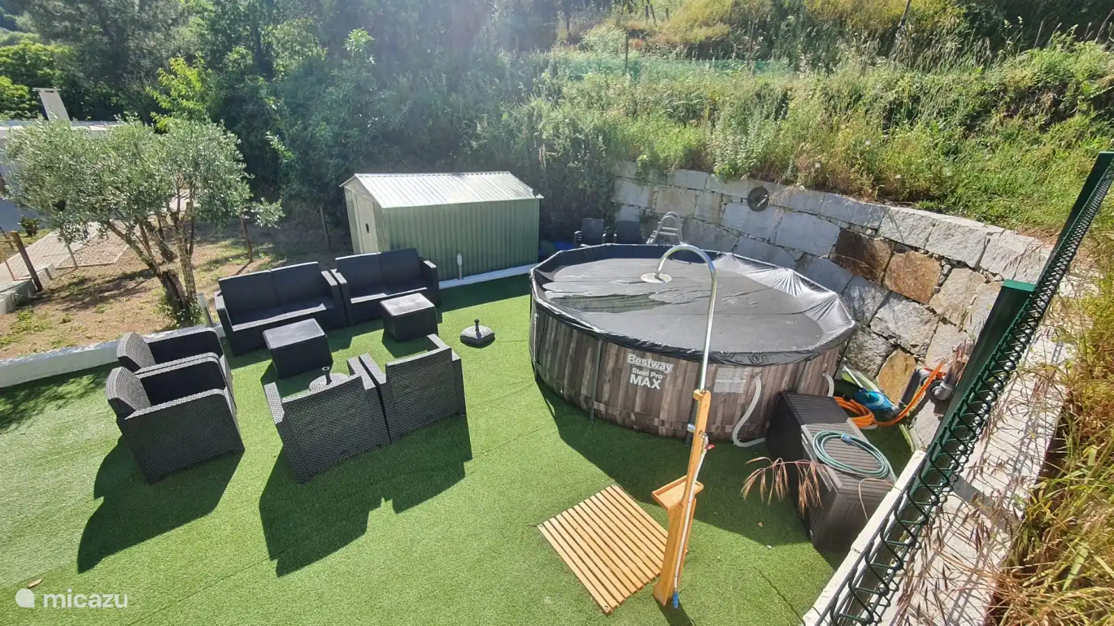 Het privéterras met zwembad, buitendouche en zitgelegenheid voor de gasten.