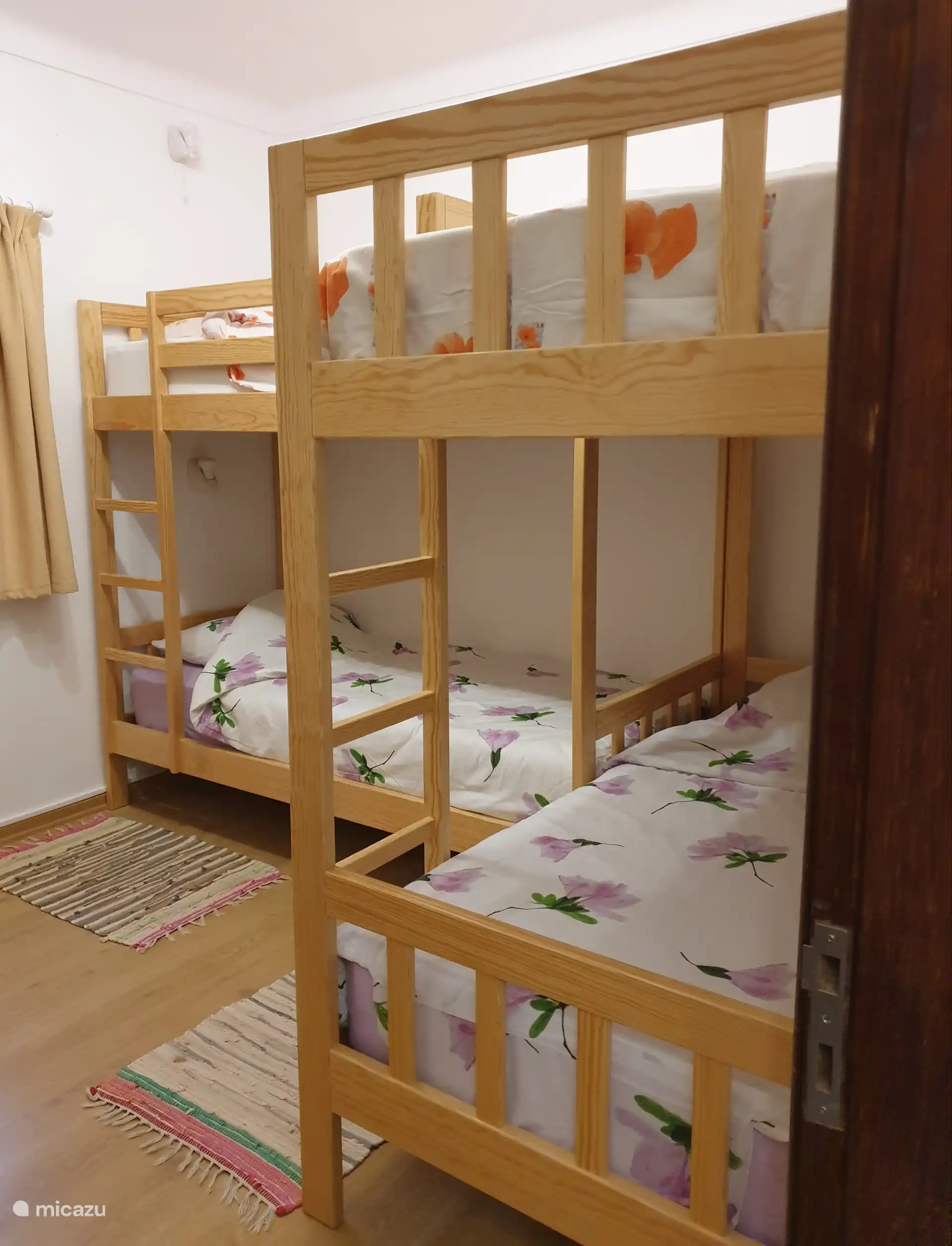 Slaapkamer 2 met 2 stapelbedden en kledingkast.