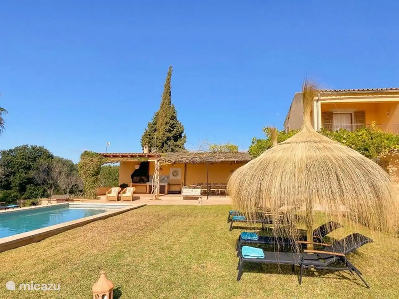 Schwimmbad und Veranda