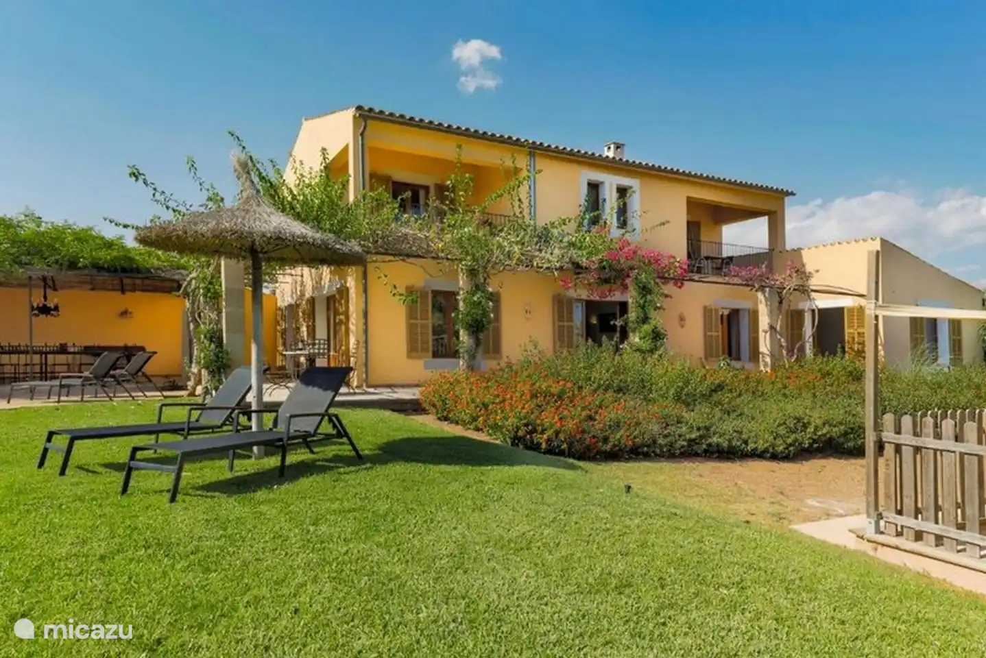 Garten und Sonnenliegen