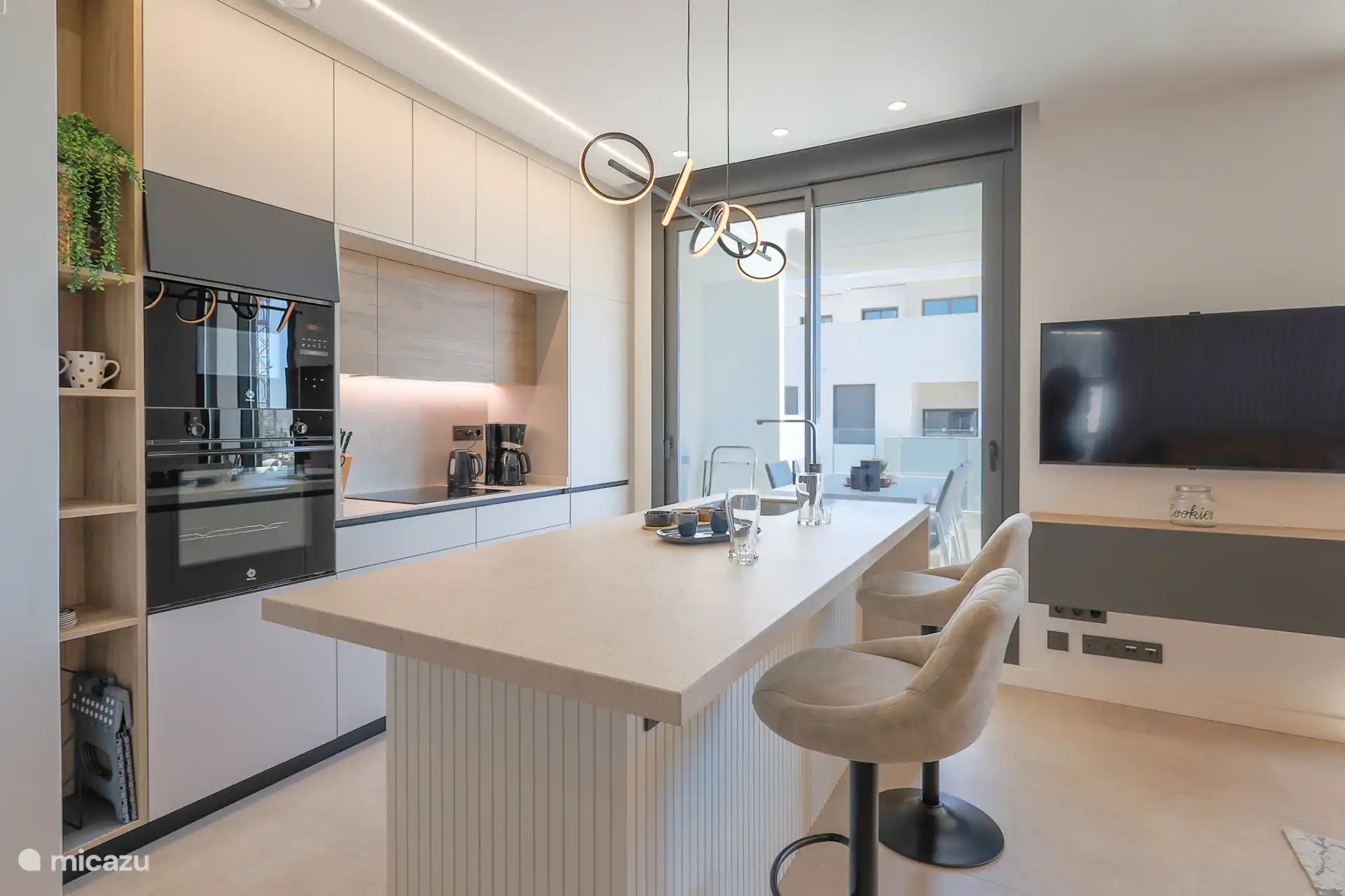 La cuisine bien équipée est équipée de tout le confort, tel qu’un lave-vaisselle, un four, un micro-ondes, une bouilloire, une cafetière, Dolce Gusto, un grille-pain, un mixeur, une plaque de gril. De plus, 2 belles chaises de bar.