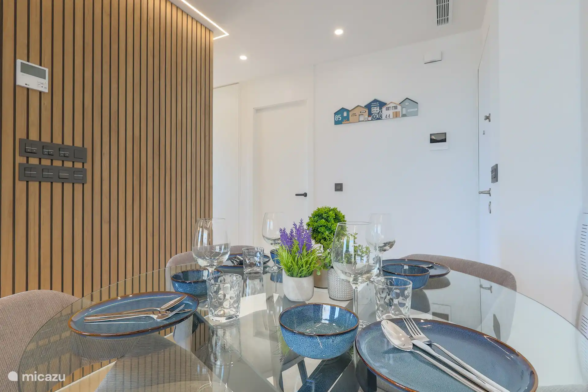 La table à manger pour 4 personnes.