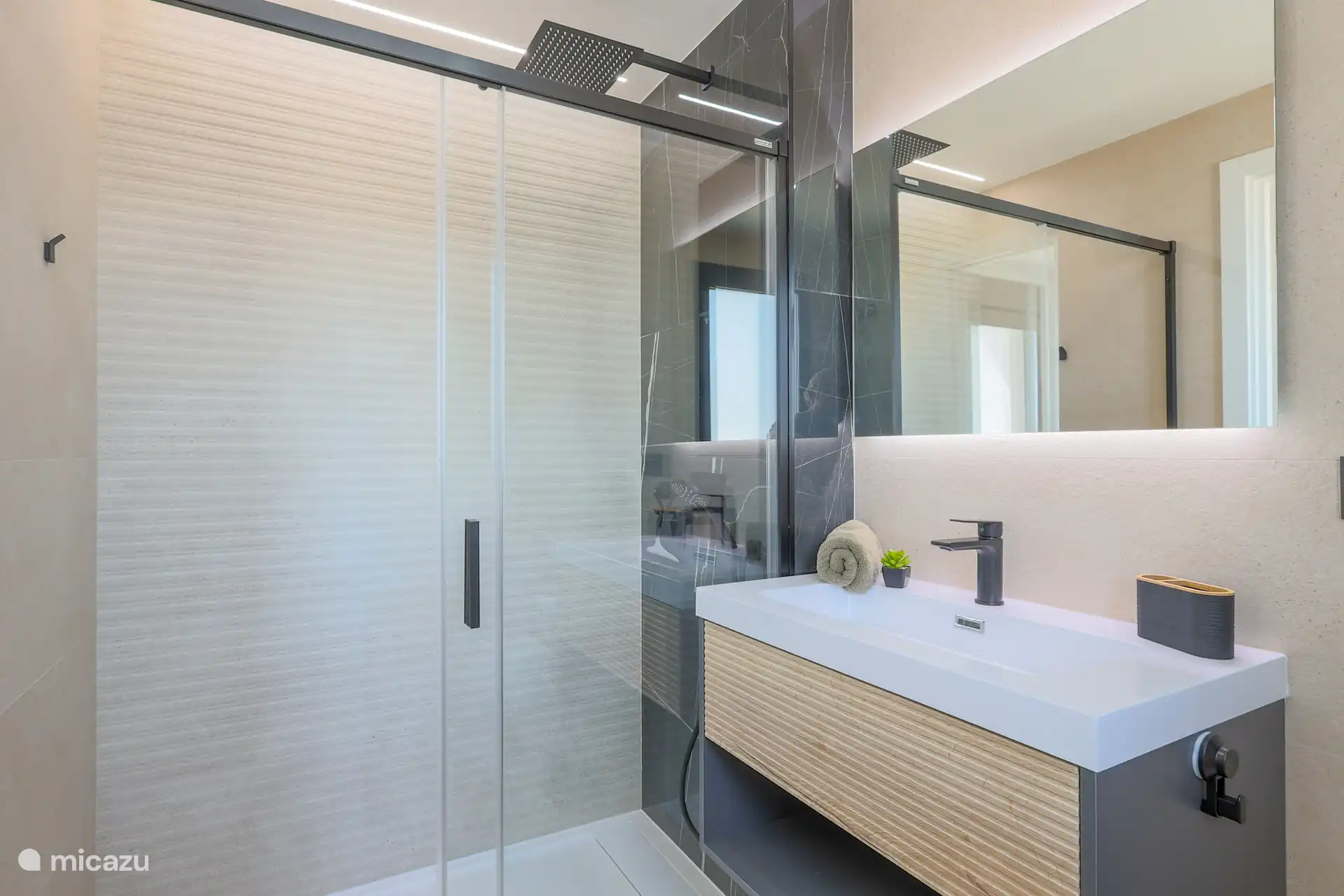 2ème salle de bain avec le même équipement que la salle de bain attenante.