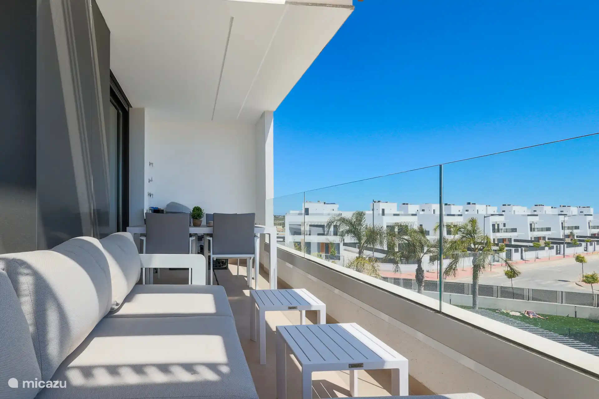 La terrasse/balcon est équipée d’un salon luxueux et d’une table pour 4 personnes.