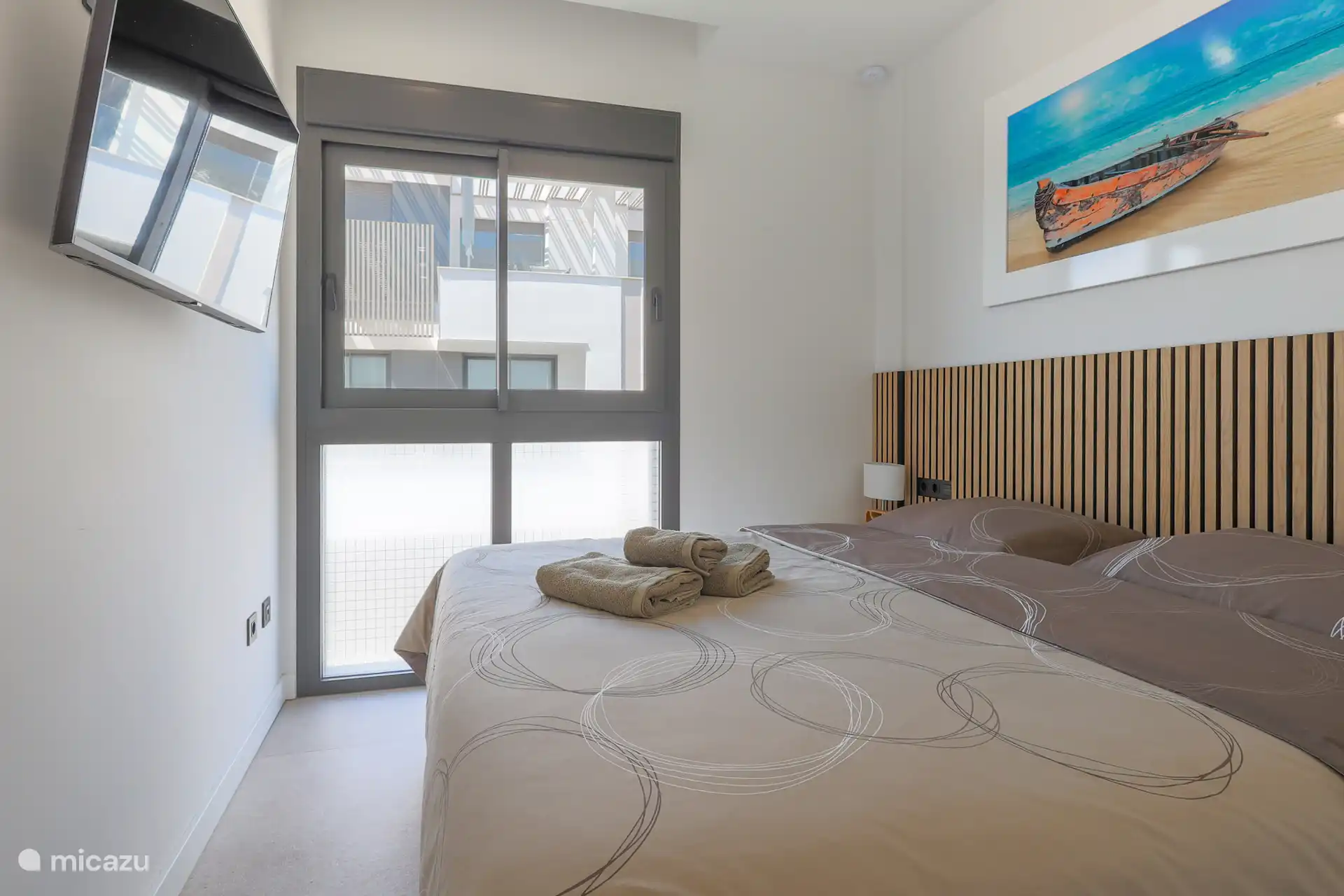 Chambre principale avec un lit king-size de 180 cm et une télévision LED de 46 pouces avec Chromecast intégré et salle de bains communicante (attenante).