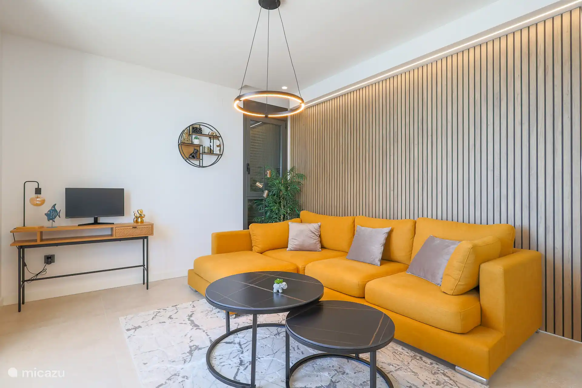 Coin salon spacieux pour 4 personnes et possibilité de faire un lieu de travail si vous avez l’ordinateur portable avec vous, ou pour jouer à des jeux.