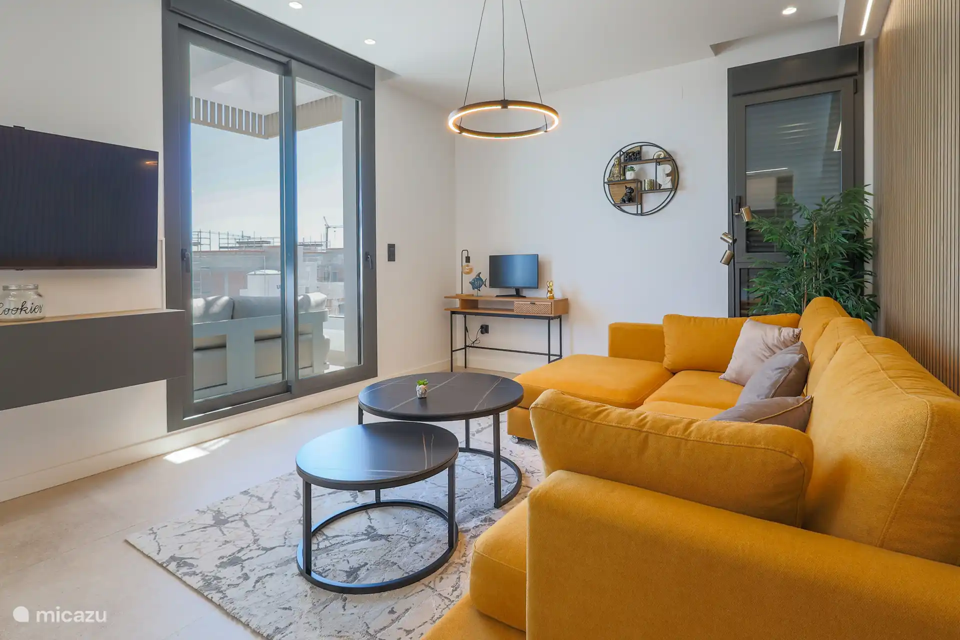 Le coin salon donne sur la terrasse et offre une vue sur le grand téléviseur LED 55 avec Chromecast intégré pour une merveilleuse soirée télévisée.