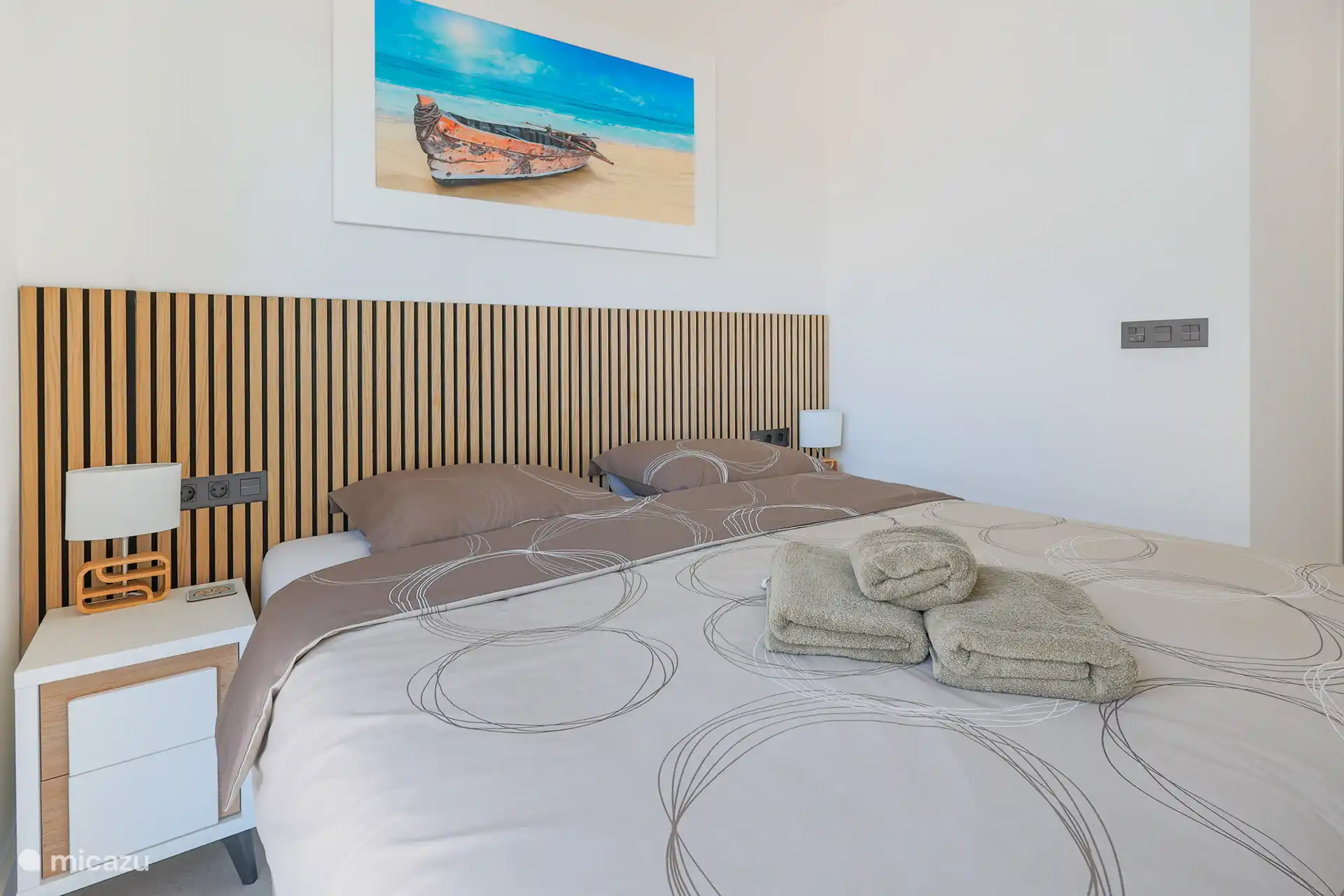 Chambre principale avec un lit king-size de 180 cm et une télévision LED de 46 pouces avec Chromecast intégré et salle de bains communicante (attenante).