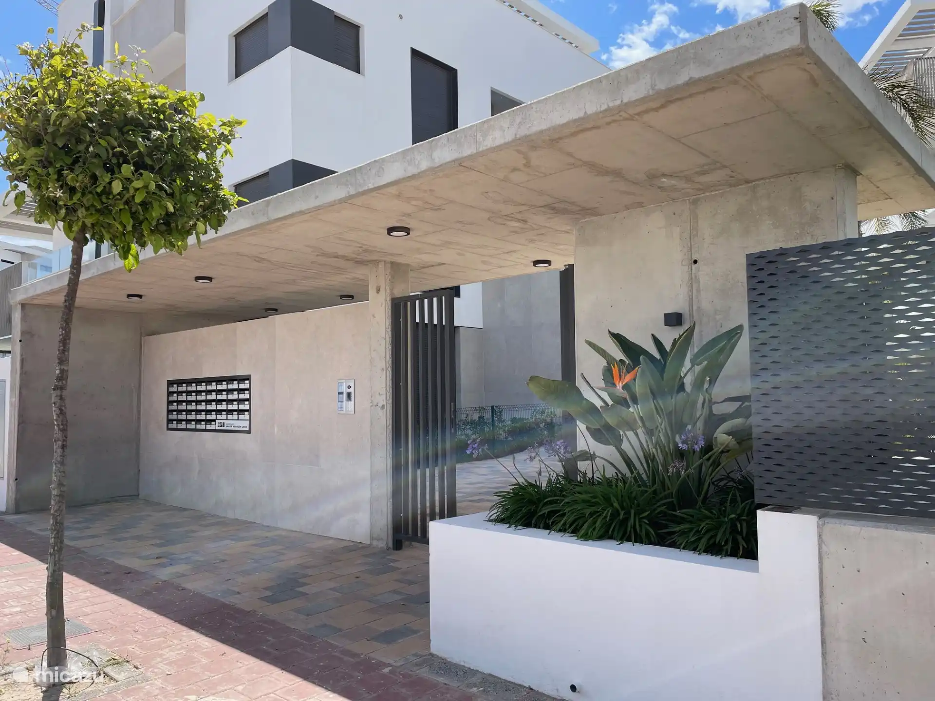 La sécurité autour de la résidence se compose de 2 portails d’entrée et de 2 allées donnant accès à des places de parking séparées (1 par appartement).