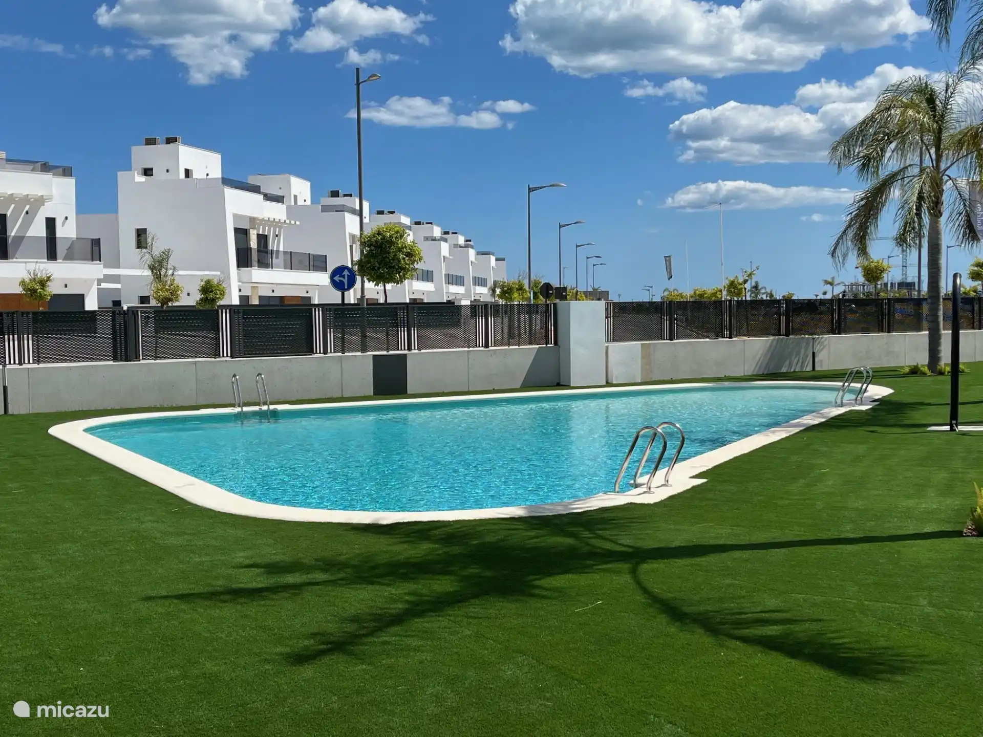 La piscine privée chauffée appartient à la résidence et est fermée à l’écart de la station, ce qui vous permet de laisser les enfants profiter des plaisirs de l’eau en toute tranquillité.