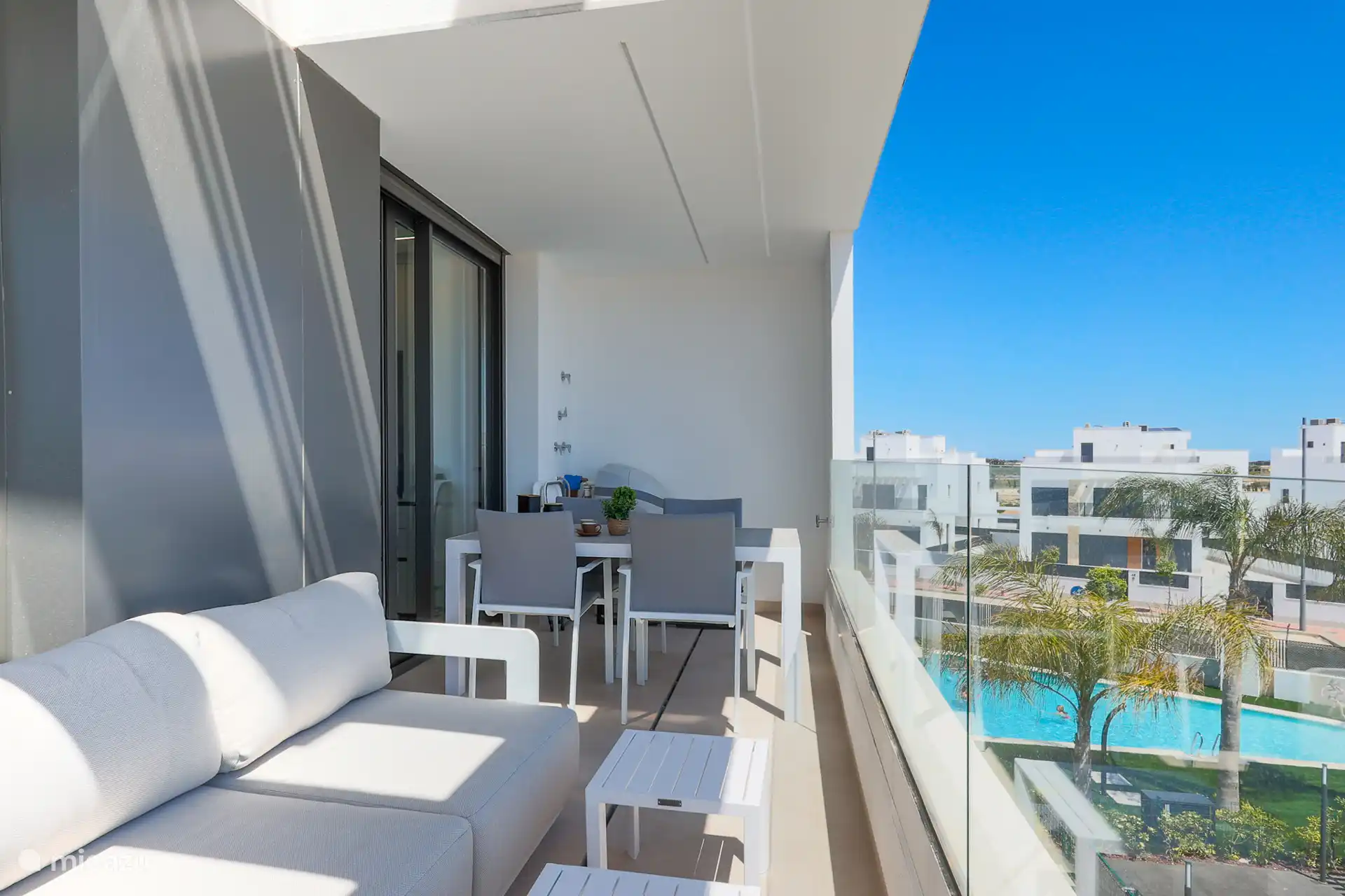 Belle terrasse/balcon, avec vue sur la piscine.