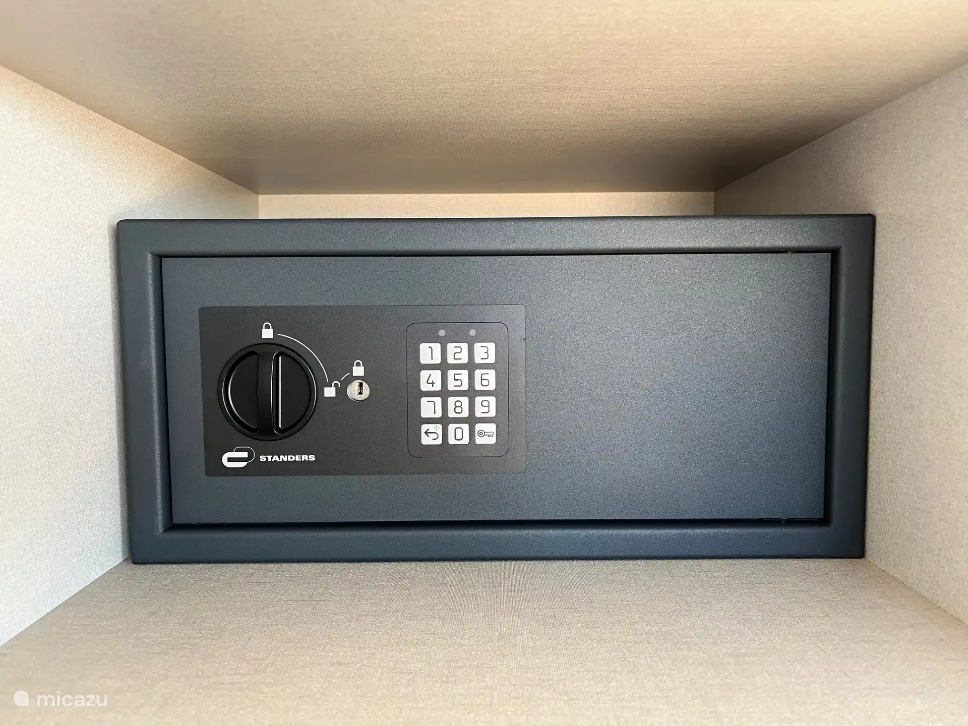 Coffre-fort spacieux (42 cm de large) pour ordinateurs portables et autres objets de valeur.