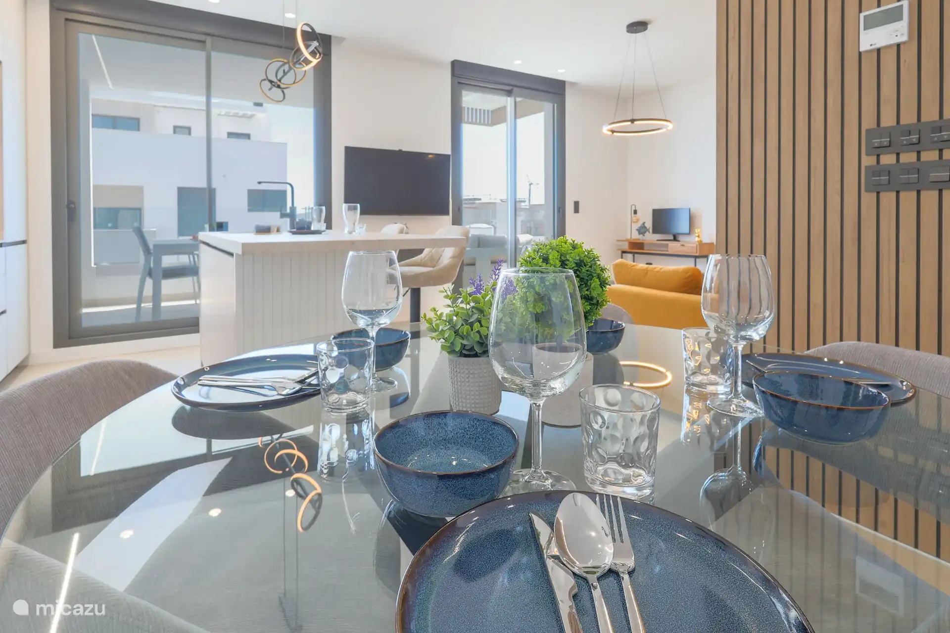 La table à manger pour 4 personnes.