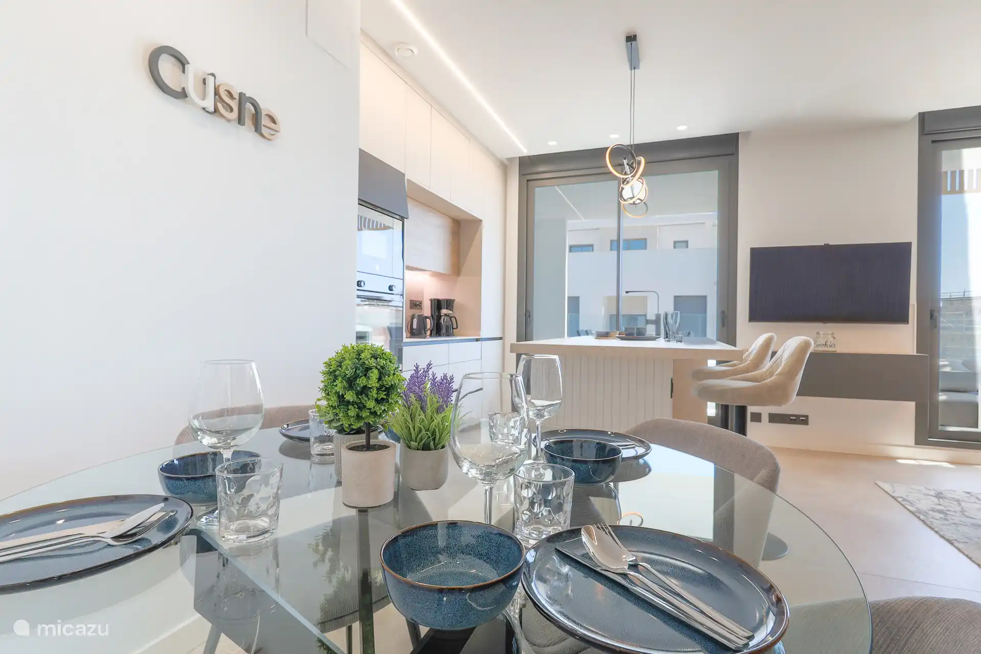 La table à manger pour 4 personnes.