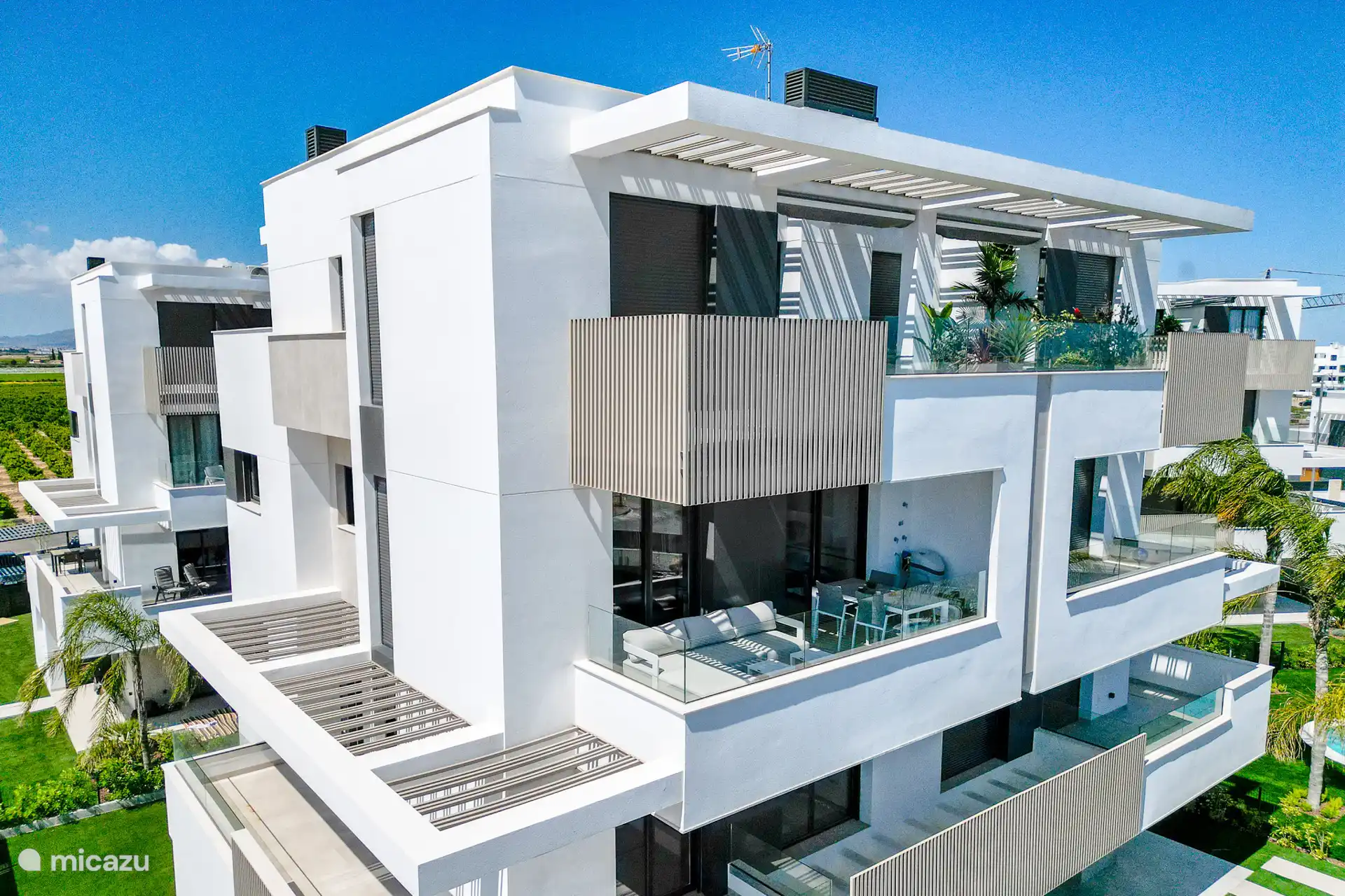 La terrasse/balcon est équipée d’un salon luxueux et d’une table pour 4 personnes.