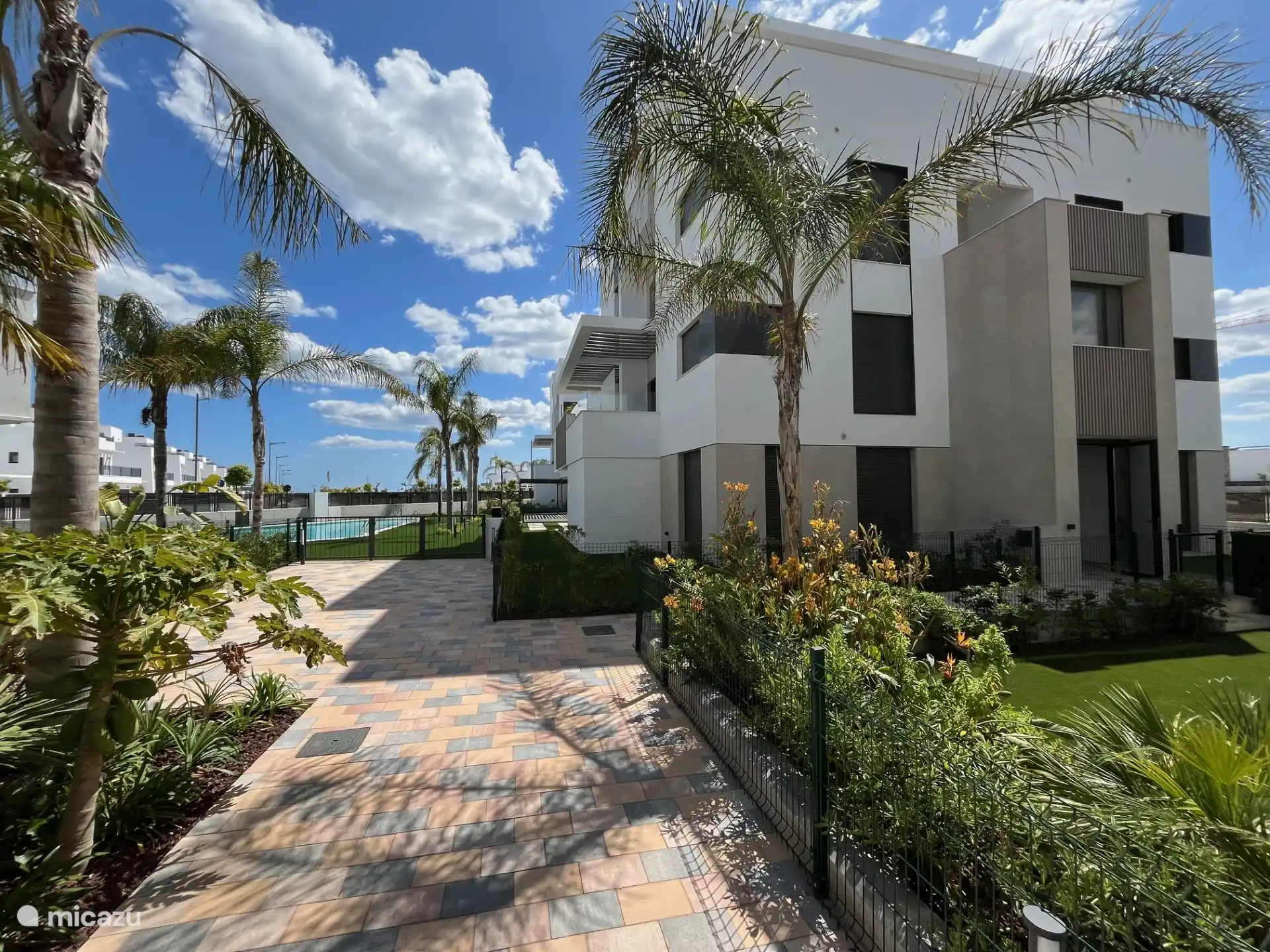 Il s’agit du bloc 5 où l’appartement est situé au 2ème étage, accessible par ascenseur ou escalier.
