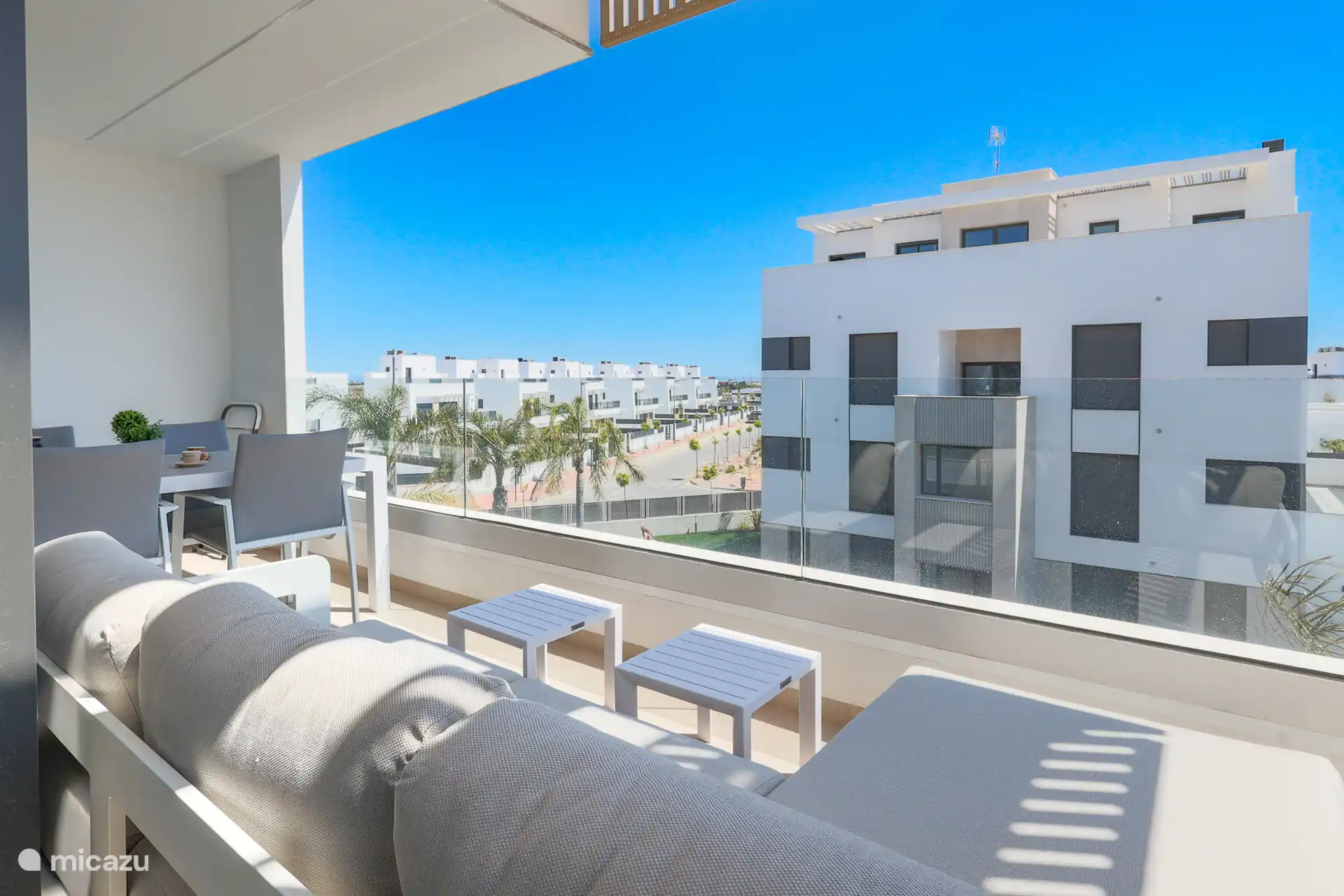 La terrasse/balcon est équipée d’un salon luxueux et d’une table pour 4 personnes.