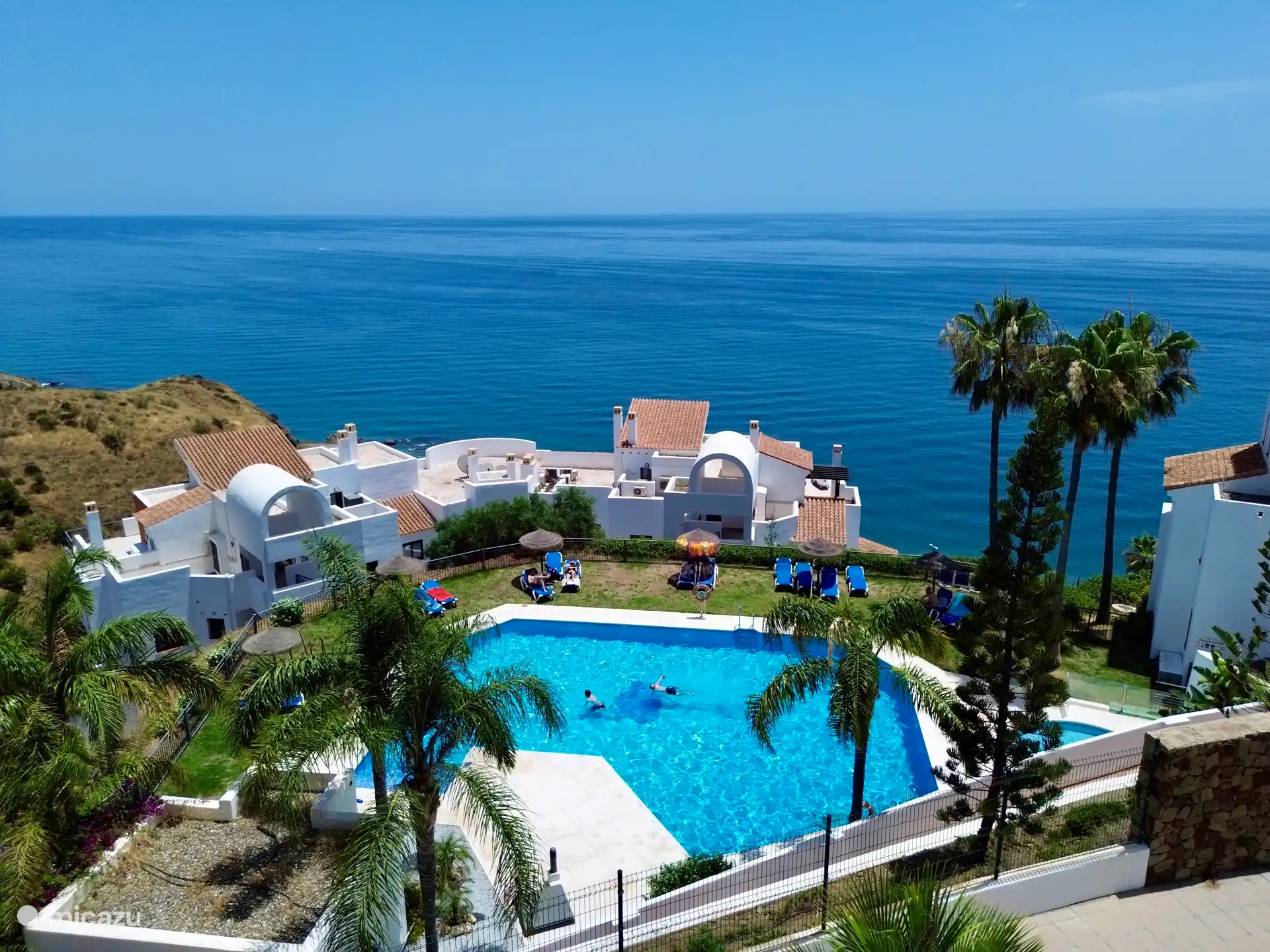 Großes Schwimmbad mit Kinderbecken