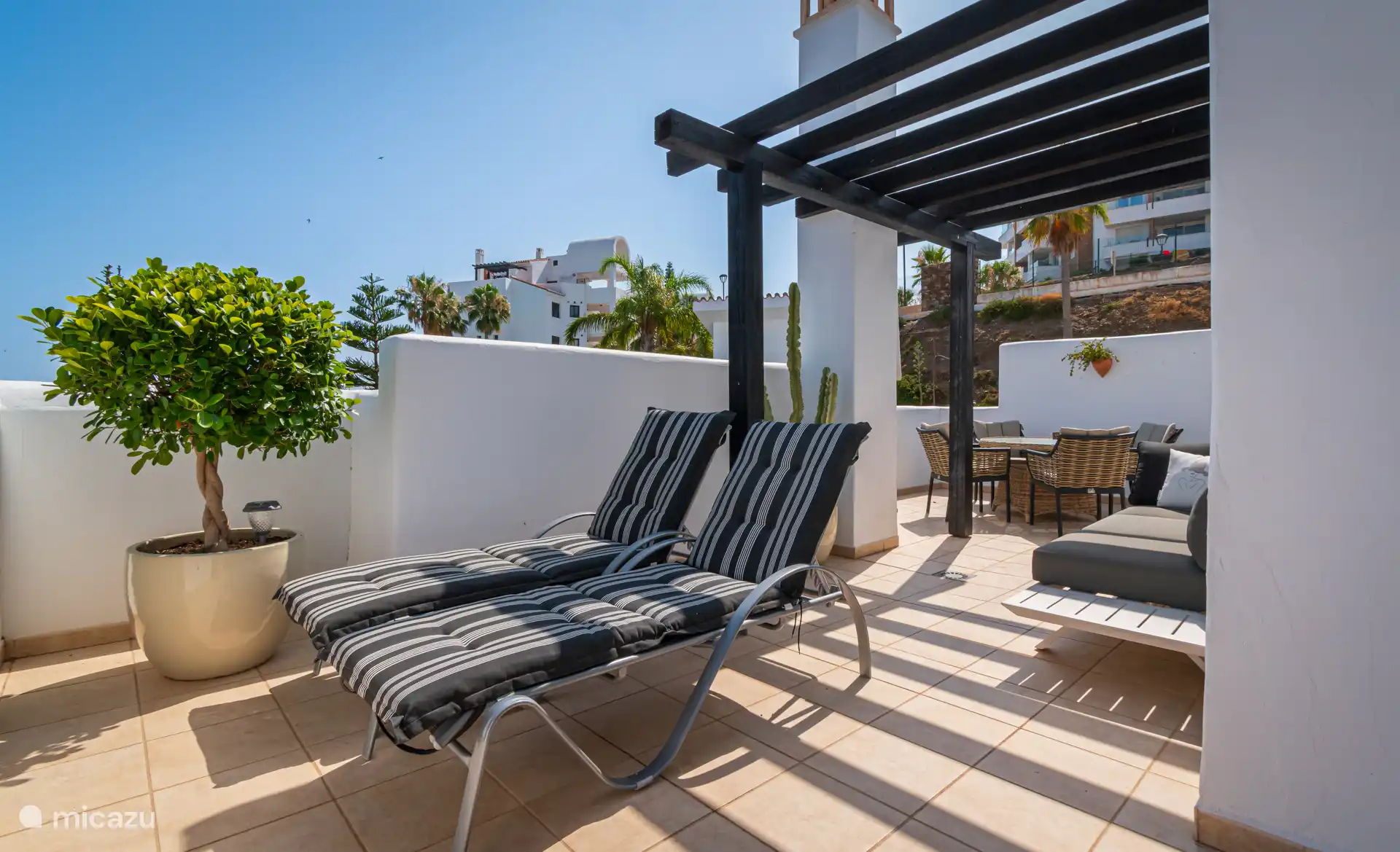 Auf der anderen Seite L-förmige Terrasse