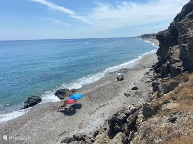 Ático en primera línea de mar VistaMar en España, Costa del Sol, Torrox-Costa - penthouse Calaceite cuenta con pequeñas playas íntimas, donde aún se puede disfrutar de la paz y la tranquilidad incluso en temporada alta.