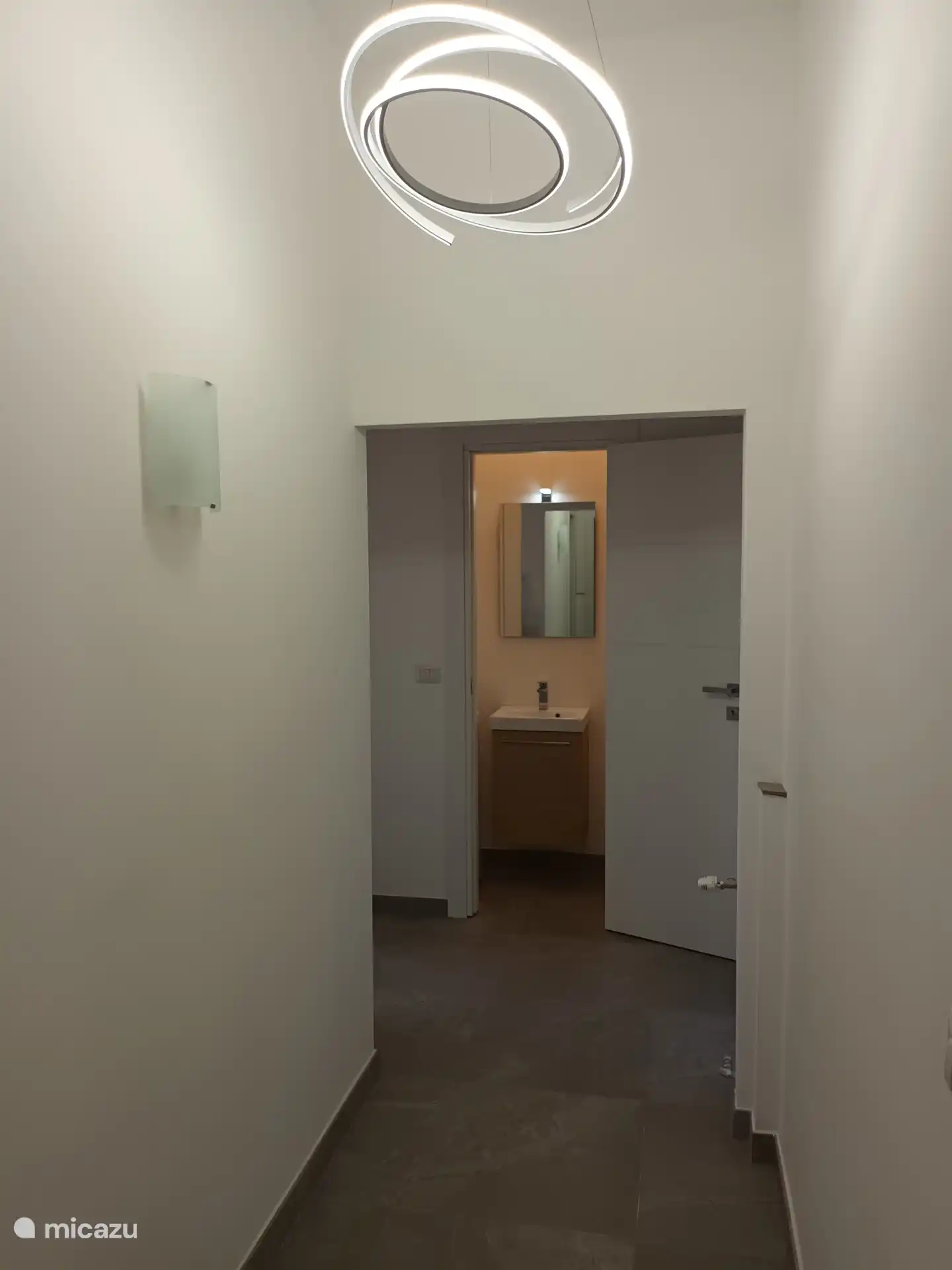 Segundo lavabo con espejo