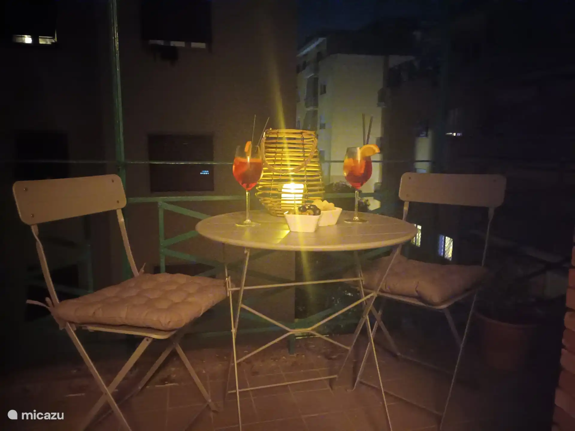 Foto atmosférica del asiento en el balcón.