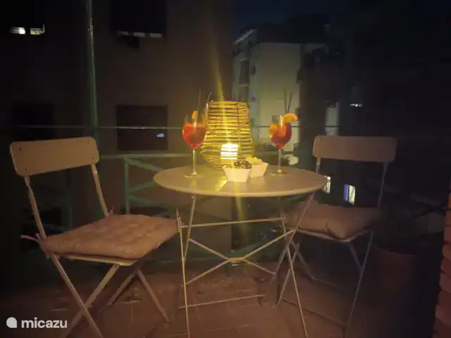 Casa Erminia  en Italia, Roma, Roma - apartamento Foto atmosférica del asiento en el balcón.