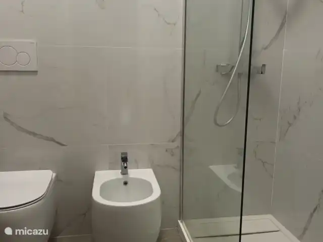Casa Erminia  en Italia, Roma, Roma - apartamento Baño con cabina de ducha, bidé e inodoro.