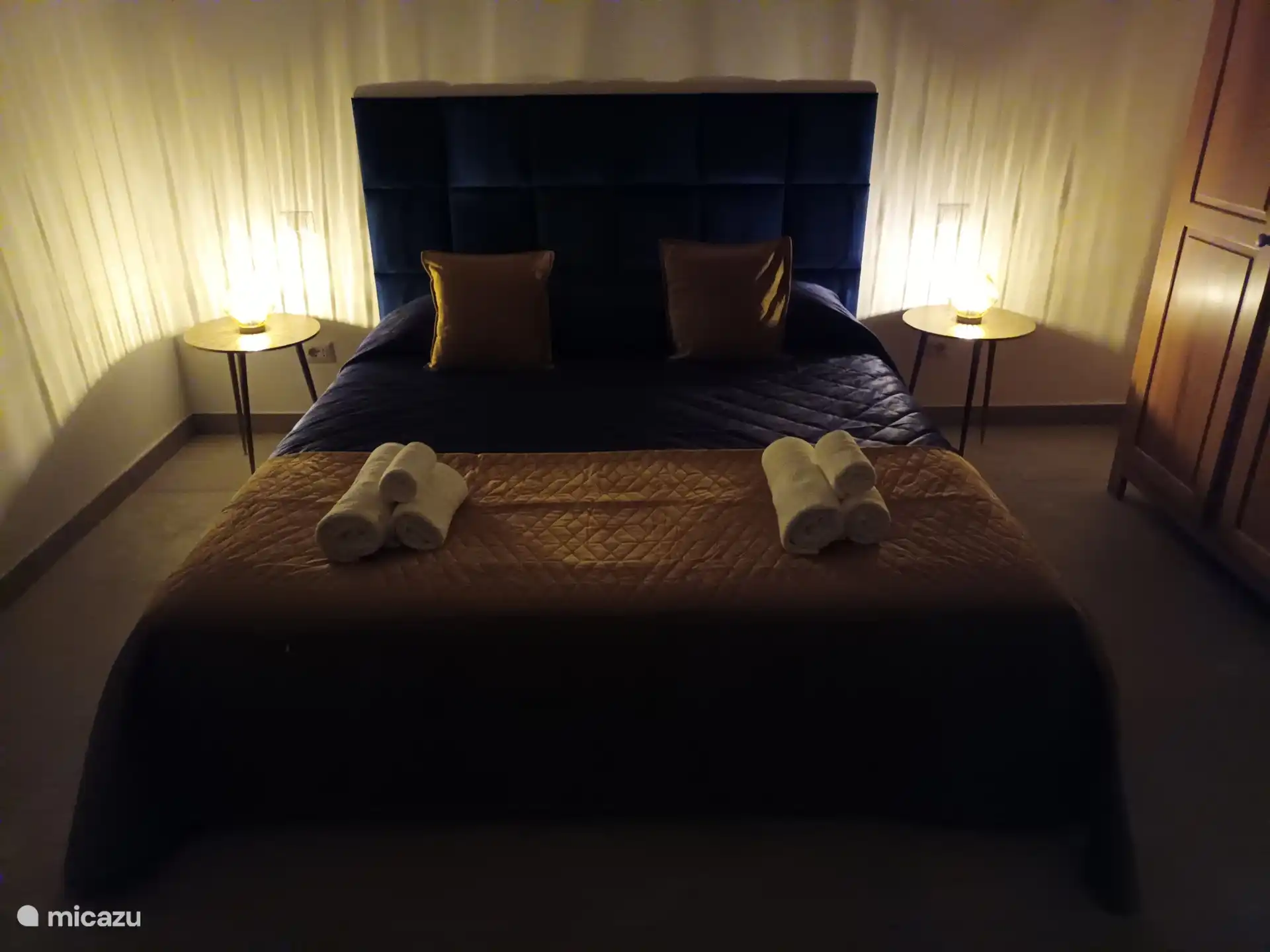 La habitación azul con iluminación ambiental