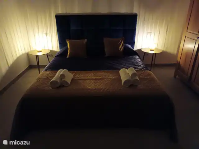 Casa Erminia  en Italia, Roma, Roma - apartamento La habitación azul con iluminación ambiental