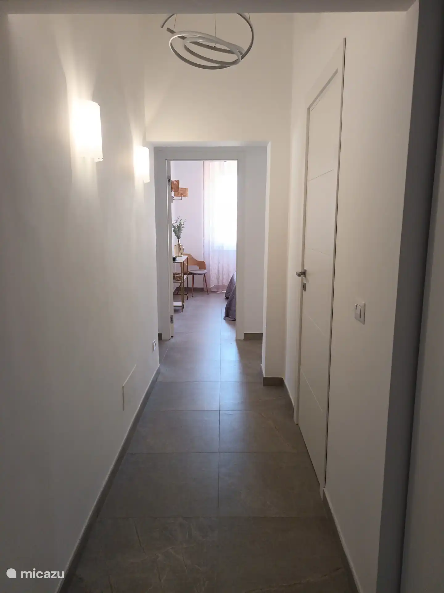 El apartamento tiene dos pasillos largos que le dan un efecto espacioso.