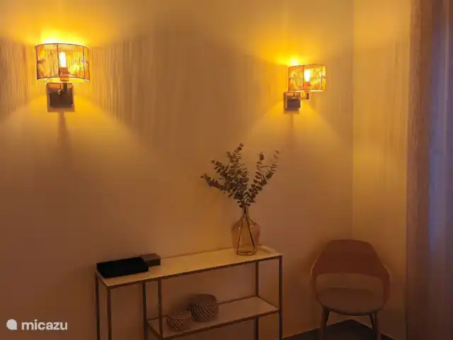 Casa Erminia  en Italia, Roma, Roma - apartamento Zona de estar y dormitorio beige con iluminación ambiental