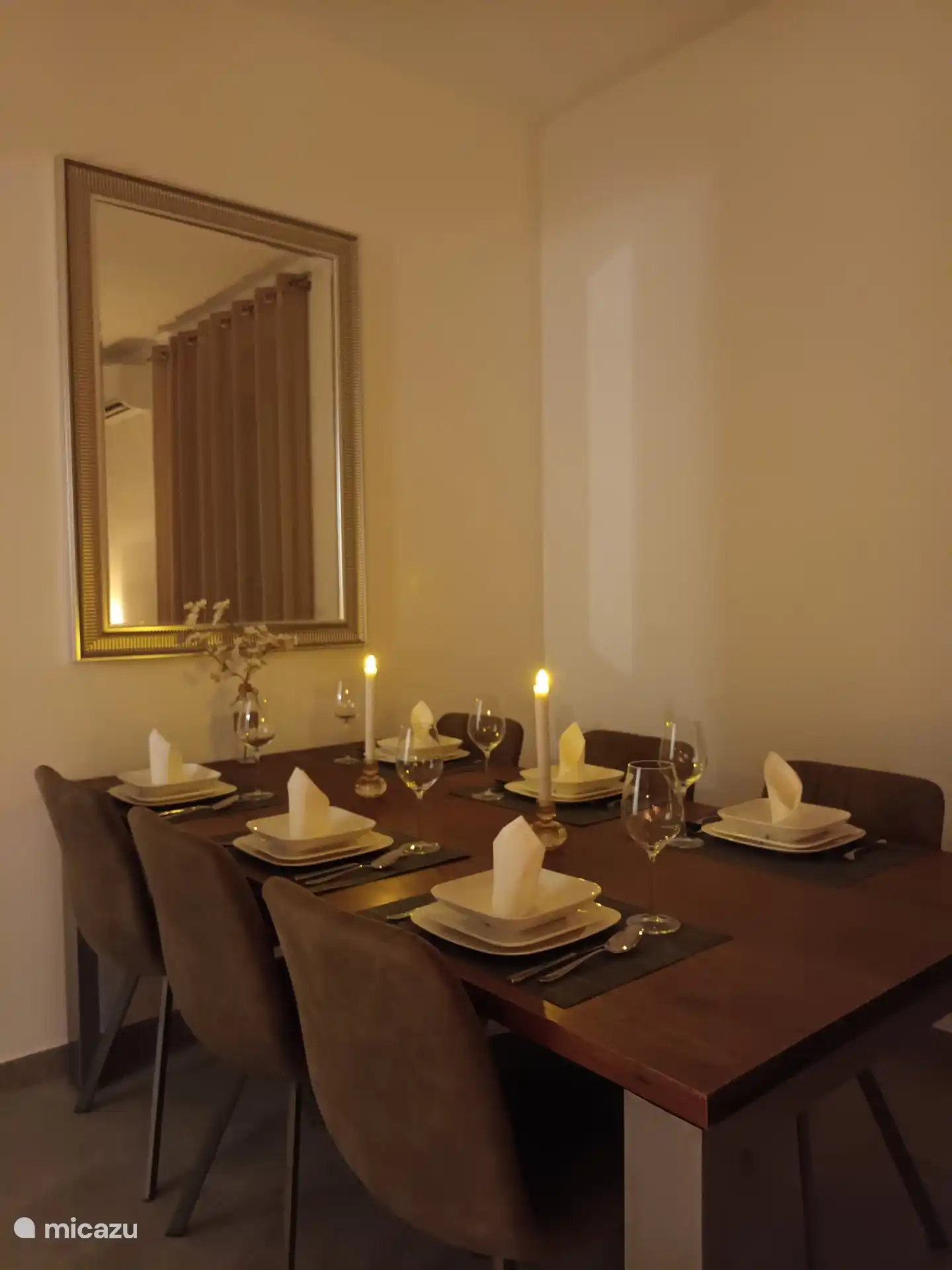 Comedor con iluminación ambiental